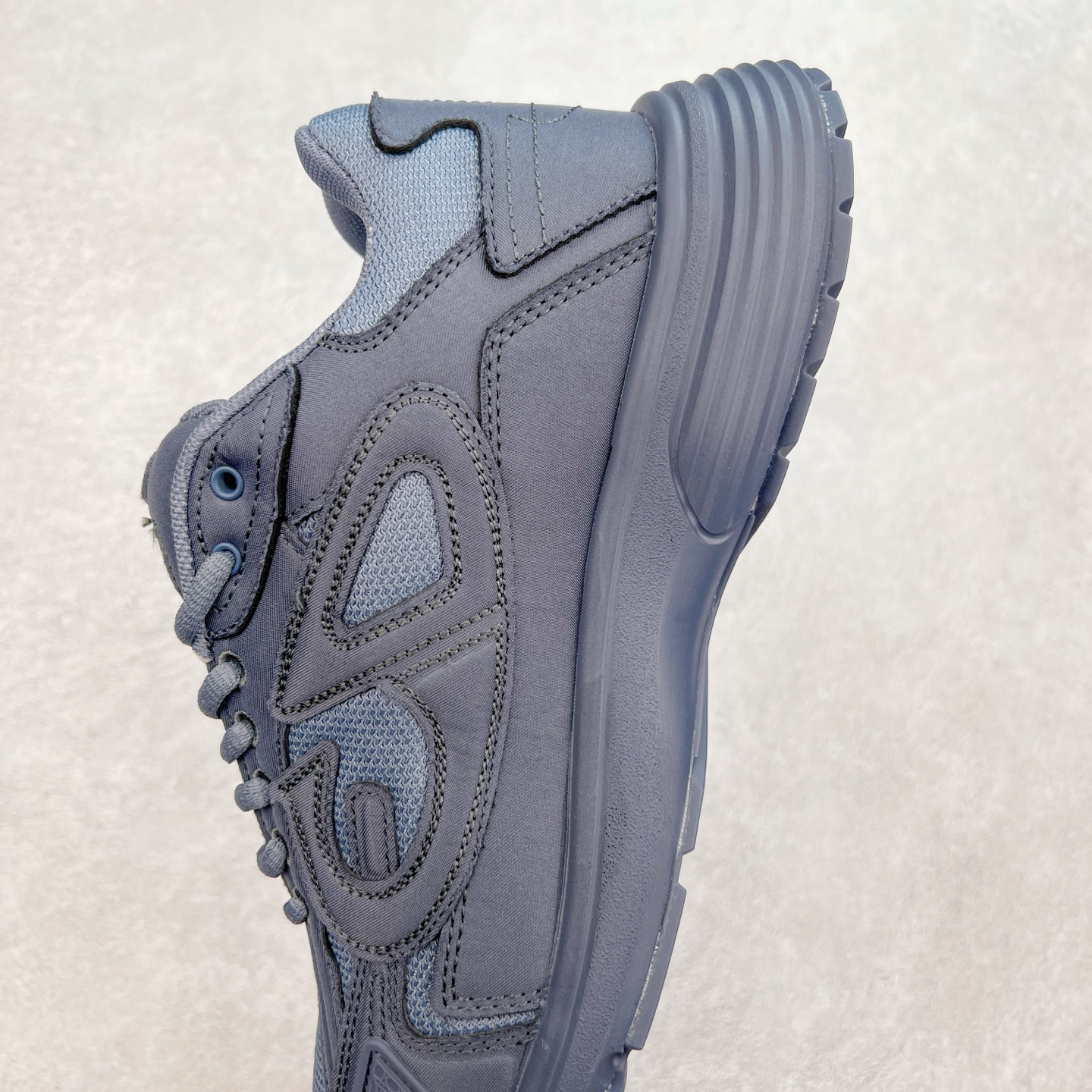 图片[7]-Dior x Stone Island 迪奥石头岛联名款B30系列休闲运动鞋老爹鞋 这次精彩的合作堪称一场别开生面的对话，展现了非凡的创意。金•琼斯 （KIM JONES）倾情呈献 DIOR AND STONEISLAND 限定系列，经典罗盘玫瑰与 DIOR 徽标相互融合 该款系列采用黑网色眼织物白和色科技料面精心制作，作饰以反光“CD30”图形标志，外格轻盈的刻雕效果橡胶鞋搭底配标志性点的缀提升格调，内弹部力细节塑造想理的舒适穿着体验可与各休式闲造型配搭，彰显尚时现代的运风动范 尺码：38 39 40 41 42 43 44 45 46 47-选品中心