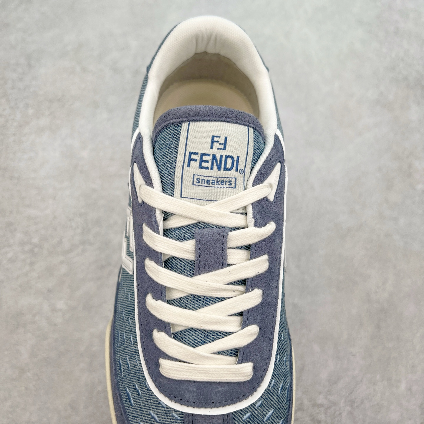 图片[5]-Fendi芬迪match系列 情侣款 休闲运动板鞋原版购入开发 做货 这款FENDI Match系带运动鞋。鞋面饰有小穿孔 白色皮革材质 带米色绒面材质细节 抹茶绿皮革FF贴花 橡胶鞋底 侧面带FENDI字样配合送专柜精美包装 原版定制进口头层牛皮进口定制透气网里 原版开模TPU双色组合底 底厚 3CM 尺码 39 40 41 42 43 44 45 46-选品中心