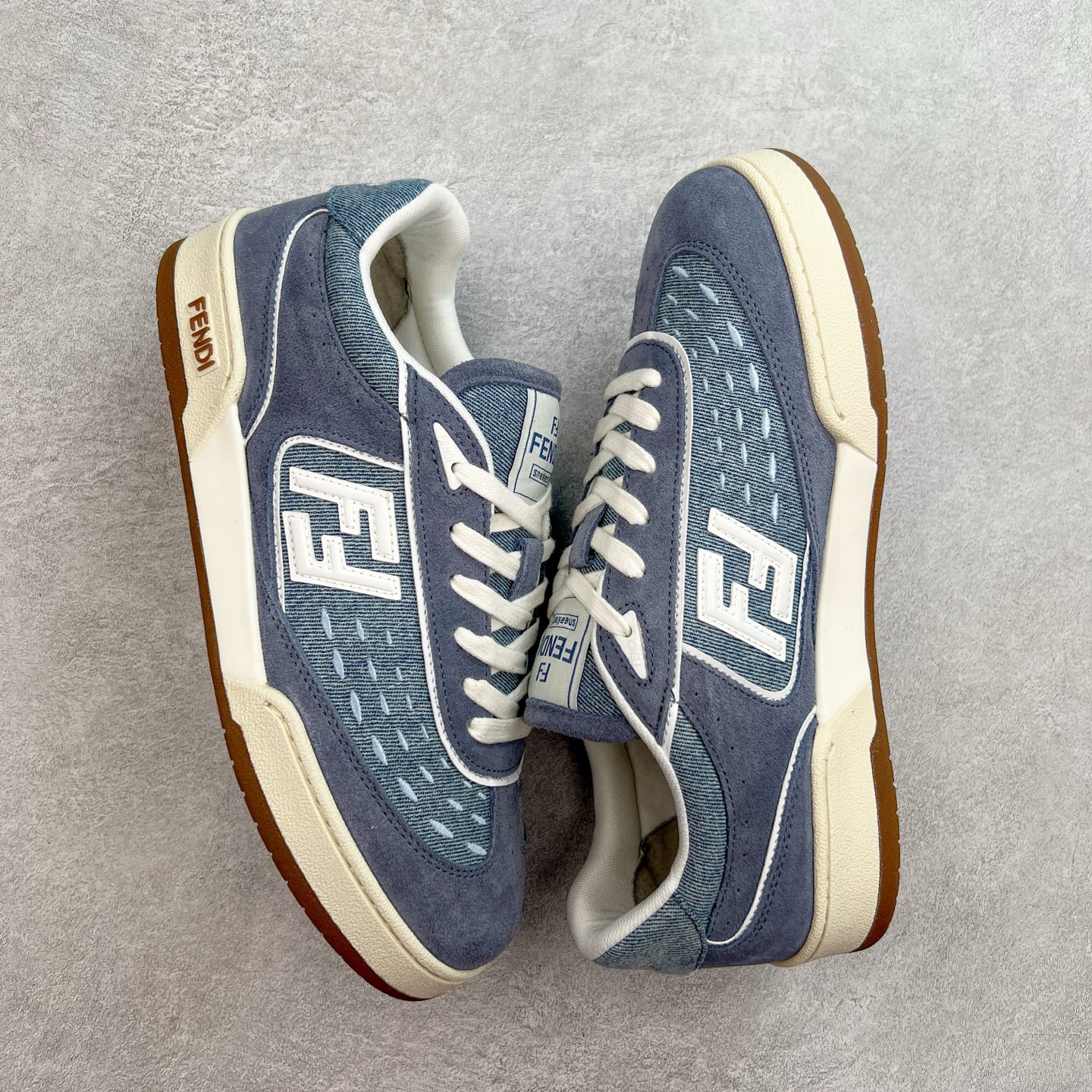 图片[3]-Fendi芬迪match系列 情侣款 休闲运动板鞋原版购入开发 做货 这款FENDI Match系带运动鞋。鞋面饰有小穿孔 白色皮革材质 带米色绒面材质细节 抹茶绿皮革FF贴花 橡胶鞋底 侧面带FENDI字样配合送专柜精美包装 原版定制进口头层牛皮进口定制透气网里 原版开模TPU双色组合底 底厚 3CM 尺码 39 40 41 42 43 44 45 46-选品中心