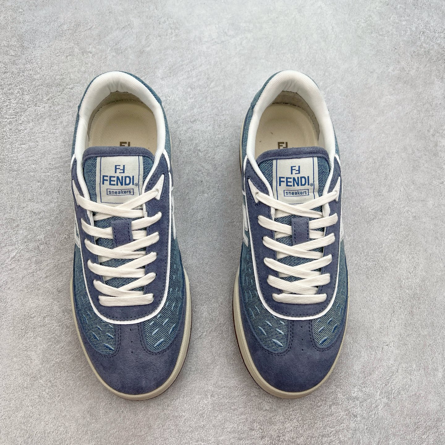 图片[2]-Fendi芬迪match系列 情侣款 休闲运动板鞋原版购入开发 做货 这款FENDI Match系带运动鞋。鞋面饰有小穿孔 白色皮革材质 带米色绒面材质细节 抹茶绿皮革FF贴花 橡胶鞋底 侧面带FENDI字样配合送专柜精美包装 原版定制进口头层牛皮进口定制透气网里 原版开模TPU双色组合底 底厚 3CM 尺码 39 40 41 42 43 44 45 46-选品中心