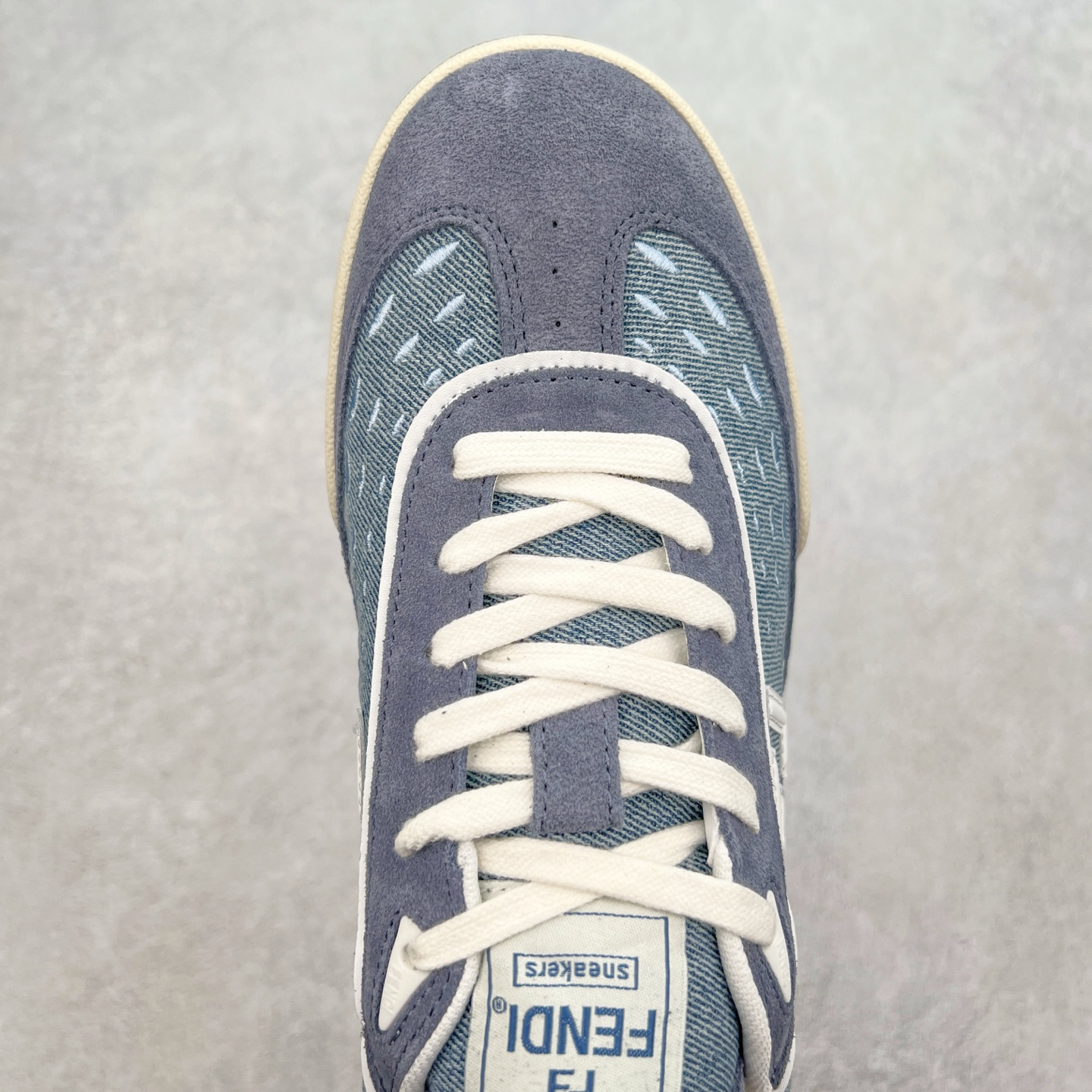 图片[4]-Fendi芬迪match系列 情侣款 休闲运动板鞋原版购入开发 做货 这款FENDI Match系带运动鞋。鞋面饰有小穿孔 白色皮革材质 带米色绒面材质细节 抹茶绿皮革FF贴花 橡胶鞋底 侧面带FENDI字样配合送专柜精美包装 原版定制进口头层牛皮进口定制透气网里 原版开模TPU双色组合底 底厚 3CM 尺码 39 40 41 42 43 44 45 46-选品中心