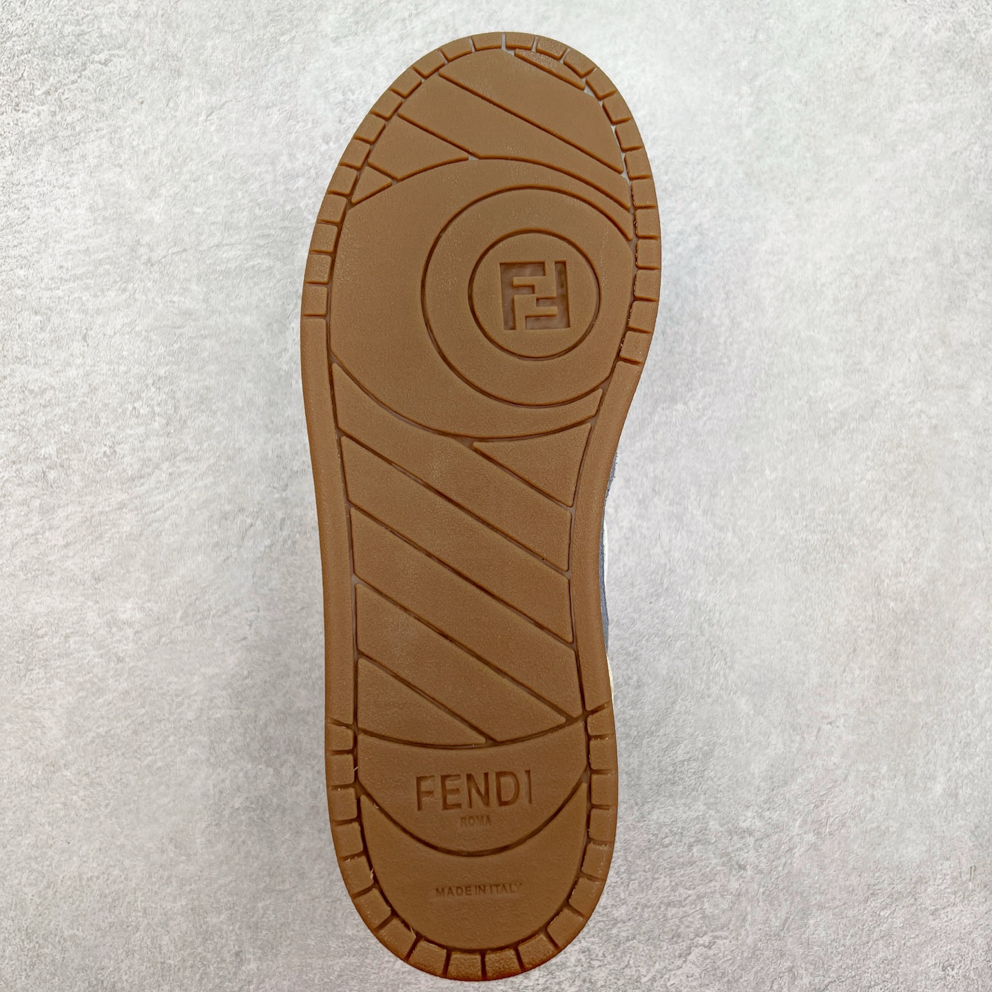 图片[9]-Fendi芬迪match系列 情侣款 休闲运动板鞋原版购入开发 做货 这款FENDI Match系带运动鞋。鞋面饰有小穿孔 白色皮革材质 带米色绒面材质细节 抹茶绿皮革FF贴花 橡胶鞋底 侧面带FENDI字样配合送专柜精美包装 原版定制进口头层牛皮进口定制透气网里 原版开模TPU双色组合底 底厚 3CM 尺码 39 40 41 42 43 44 45 46-选品中心