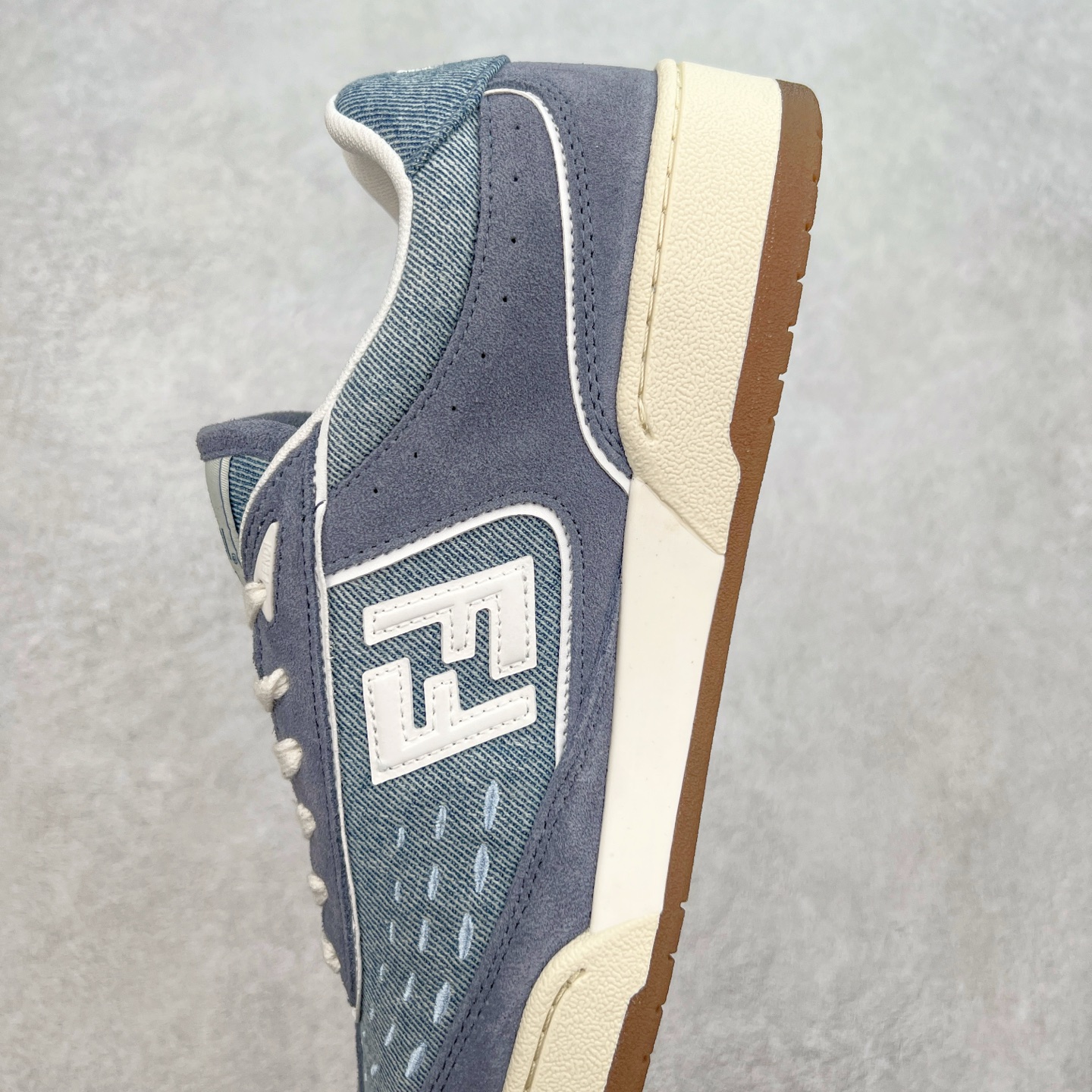 图片[7]-Fendi芬迪match系列 情侣款 休闲运动板鞋原版购入开发 做货 这款FENDI Match系带运动鞋。鞋面饰有小穿孔 白色皮革材质 带米色绒面材质细节 抹茶绿皮革FF贴花 橡胶鞋底 侧面带FENDI字样配合送专柜精美包装 原版定制进口头层牛皮进口定制透气网里 原版开模TPU双色组合底 底厚 3CM 尺码 39 40 41 42 43 44 45 46-选品中心