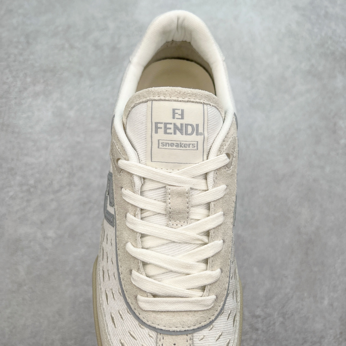 图片[5]-Fendi芬迪match系列 情侣款 休闲运动板鞋原版购入开发 做货 这款FENDI Match系带运动鞋。鞋面饰有小穿孔 白色皮革材质 带米色绒面材质细节 抹茶绿皮革FF贴花 橡胶鞋底 侧面带FENDI字样配合送专柜精美包装 原版定制进口头层牛皮进口定制透气网里 原版开模TPU双色组合底 底厚 3CM 尺码 39 40 41 42 43 44 45 46-选品中心