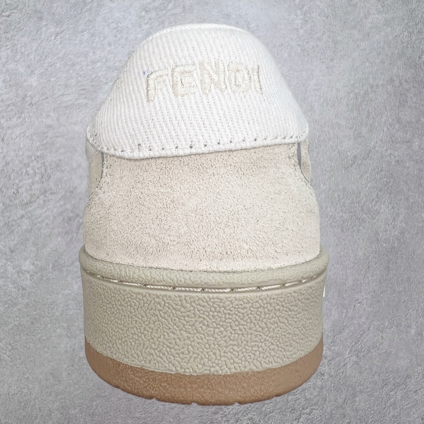 图片[8]-Fendi芬迪match系列 情侣款 休闲运动板鞋原版购入开发 做货 这款FENDI Match系带运动鞋。鞋面饰有小穿孔 白色皮革材质 带米色绒面材质细节 抹茶绿皮革FF贴花 橡胶鞋底 侧面带FENDI字样配合送专柜精美包装 原版定制进口头层牛皮进口定制透气网里 原版开模TPU双色组合底 底厚 3CM 尺码 39 40 41 42 43 44 45 46-选品中心