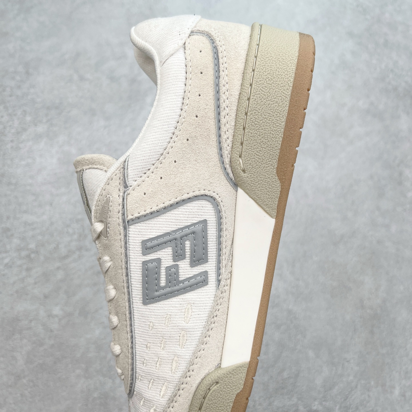 图片[7]-Fendi芬迪match系列 情侣款 休闲运动板鞋原版购入开发 做货 这款FENDI Match系带运动鞋。鞋面饰有小穿孔 白色皮革材质 带米色绒面材质细节 抹茶绿皮革FF贴花 橡胶鞋底 侧面带FENDI字样配合送专柜精美包装 原版定制进口头层牛皮进口定制透气网里 原版开模TPU双色组合底 底厚 3CM 尺码 39 40 41 42 43 44 45 46-选品中心