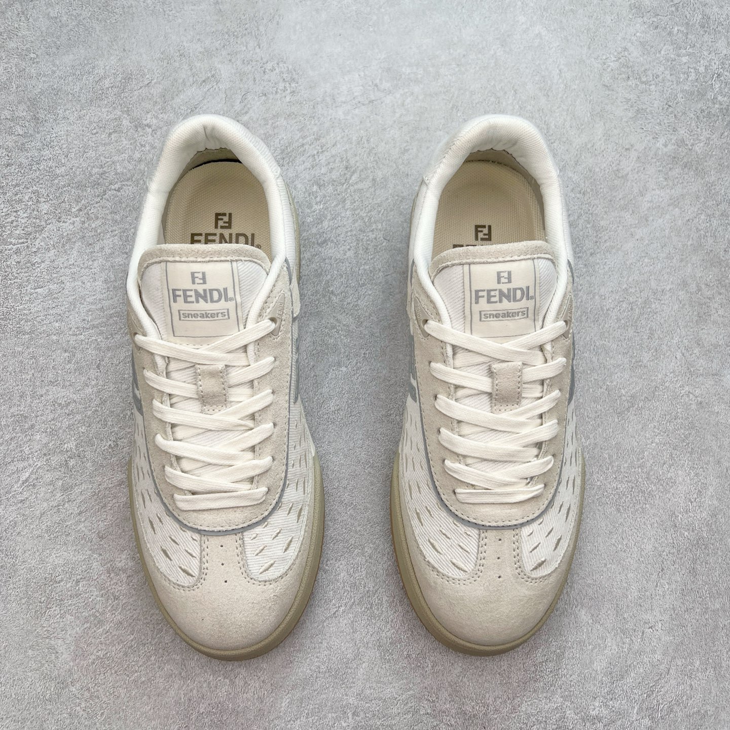 图片[2]-Fendi芬迪match系列 情侣款 休闲运动板鞋原版购入开发 做货 这款FENDI Match系带运动鞋。鞋面饰有小穿孔 白色皮革材质 带米色绒面材质细节 抹茶绿皮革FF贴花 橡胶鞋底 侧面带FENDI字样配合送专柜精美包装 原版定制进口头层牛皮进口定制透气网里 原版开模TPU双色组合底 底厚 3CM 尺码 39 40 41 42 43 44 45 46-选品中心