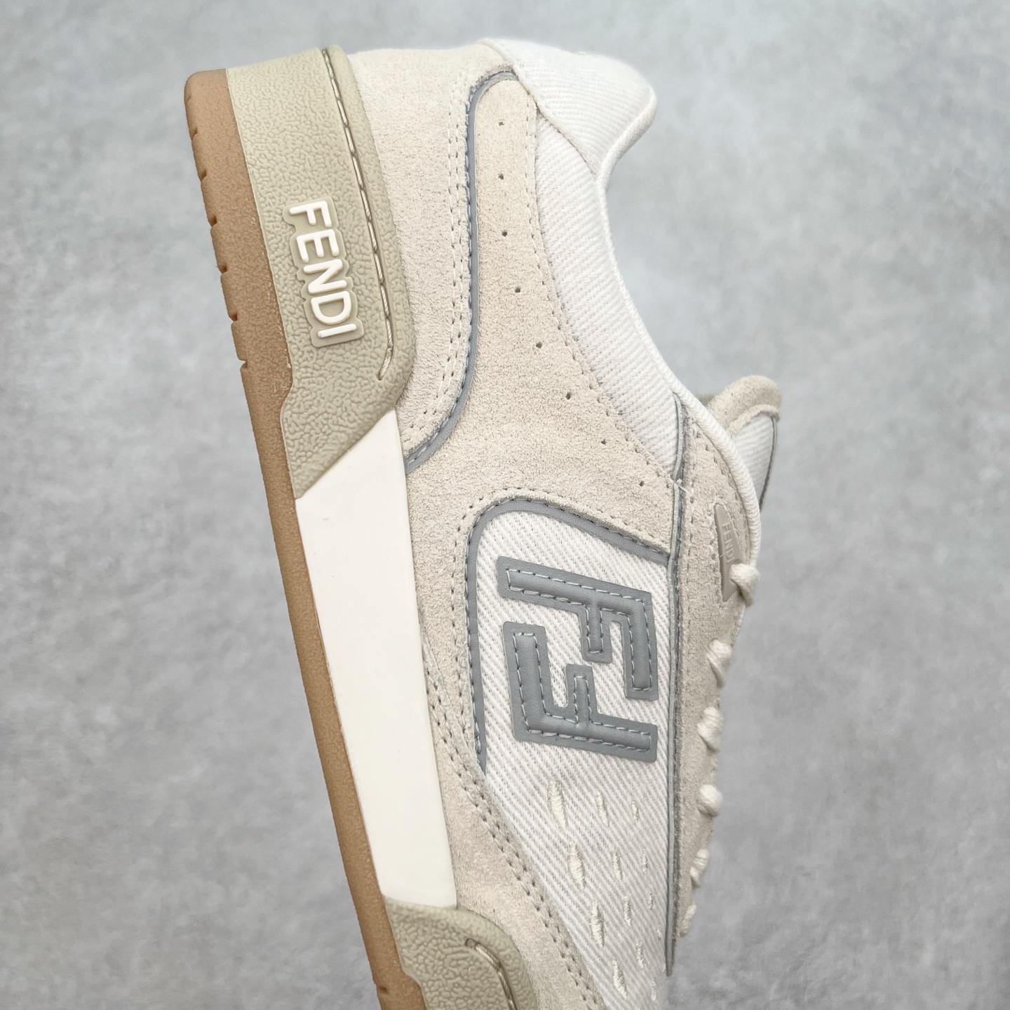 图片[6]-Fendi芬迪match系列 情侣款 休闲运动板鞋原版购入开发 做货 这款FENDI Match系带运动鞋。鞋面饰有小穿孔 白色皮革材质 带米色绒面材质细节 抹茶绿皮革FF贴花 橡胶鞋底 侧面带FENDI字样配合送专柜精美包装 原版定制进口头层牛皮进口定制透气网里 原版开模TPU双色组合底 底厚 3CM 尺码 39 40 41 42 43 44 45 46-选品中心