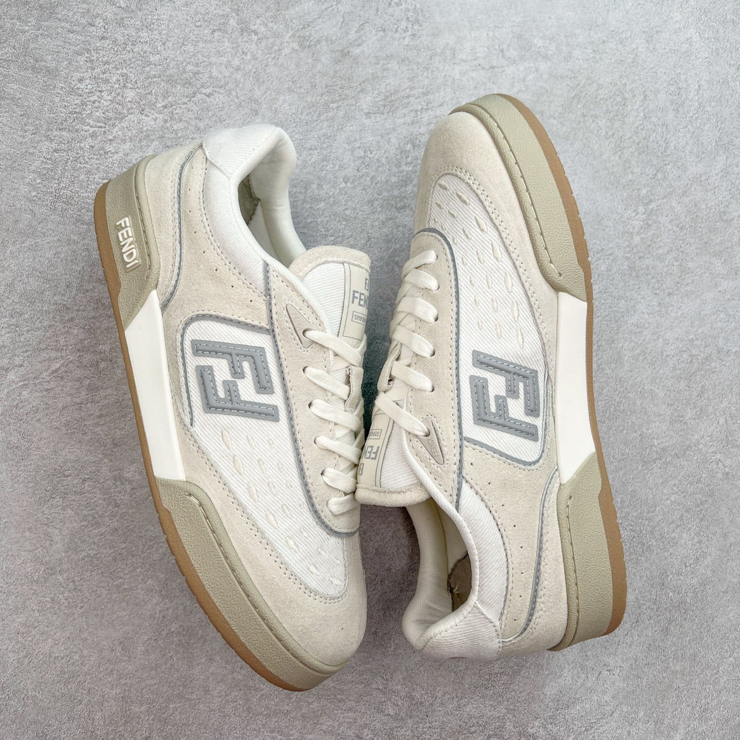 图片[3]-Fendi芬迪match系列 情侣款 休闲运动板鞋原版购入开发 做货 这款FENDI Match系带运动鞋。鞋面饰有小穿孔 白色皮革材质 带米色绒面材质细节 抹茶绿皮革FF贴花 橡胶鞋底 侧面带FENDI字样配合送专柜精美包装 原版定制进口头层牛皮进口定制透气网里 原版开模TPU双色组合底 底厚 3CM 尺码 39 40 41 42 43 44 45 46-选品中心