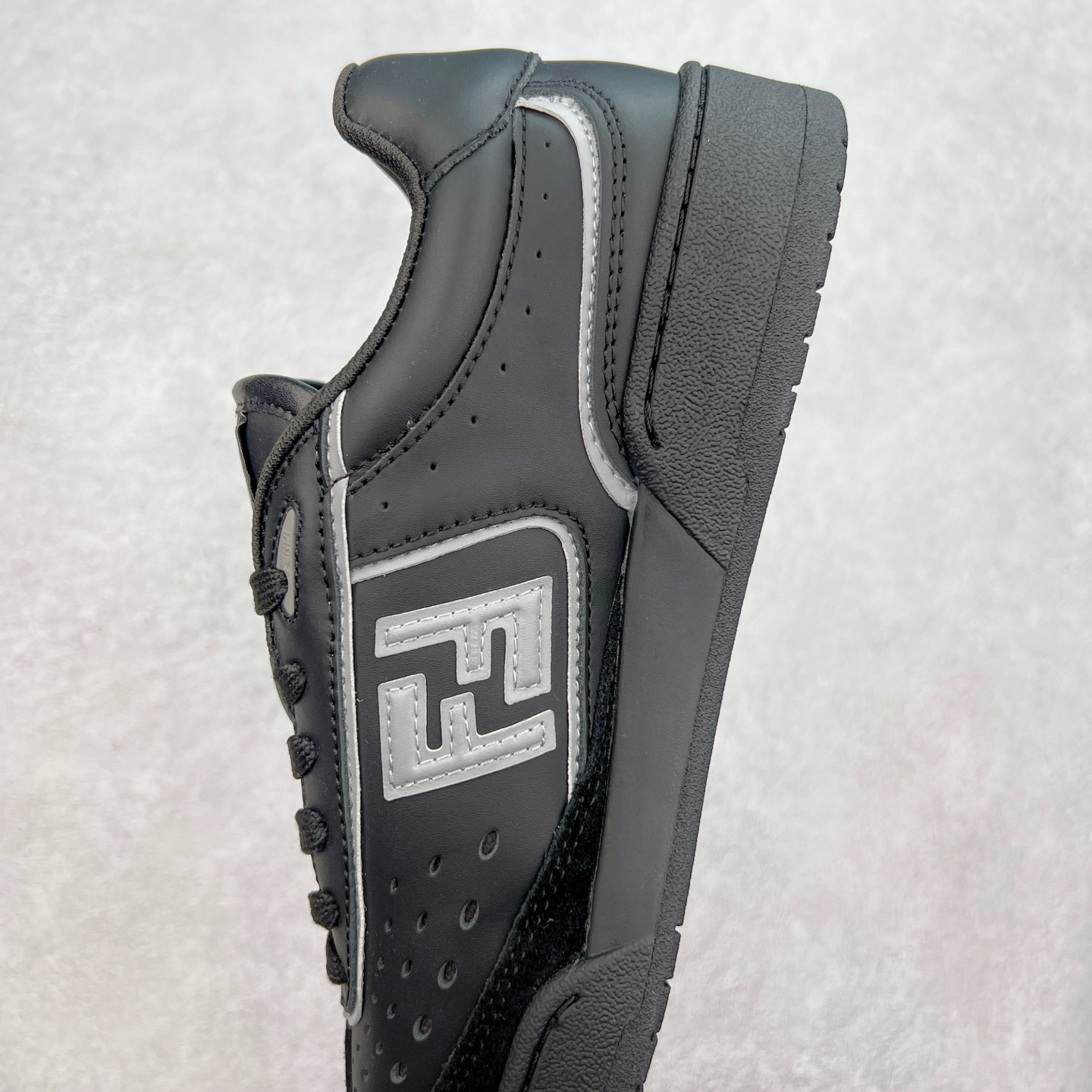 图片[7]-Fendi芬迪match系列 情侣款 休闲运动板鞋原版购入开发 做货 这款FENDI Match系带运动鞋。鞋面饰有小穿孔 白色皮革材质 带米色绒面材质细节 抹茶绿皮革FF贴花 橡胶鞋底 侧面带FENDI字样配合送专柜精美包装 原版定制进口头层牛皮进口定制透气网里 原版开模TPU双色组合底 底厚 3CM 尺码 39 40 41 42 43 44 45 46-选品中心