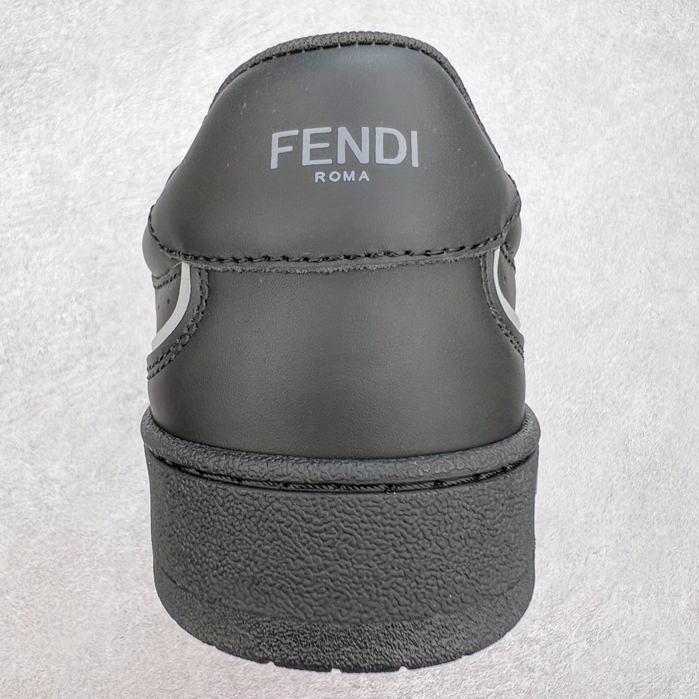 图片[8]-Fendi芬迪match系列 情侣款 休闲运动板鞋原版购入开发 做货 这款FENDI Match系带运动鞋。鞋面饰有小穿孔 白色皮革材质 带米色绒面材质细节 抹茶绿皮革FF贴花 橡胶鞋底 侧面带FENDI字样配合送专柜精美包装 原版定制进口头层牛皮进口定制透气网里 原版开模TPU双色组合底 底厚 3CM 尺码 39 40 41 42 43 44 45 46-选品中心