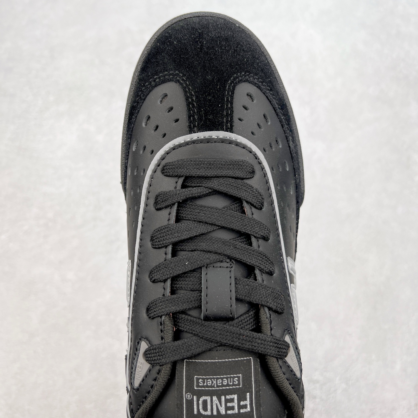 图片[4]-Fendi芬迪match系列 情侣款 休闲运动板鞋原版购入开发 做货 这款FENDI Match系带运动鞋。鞋面饰有小穿孔 白色皮革材质 带米色绒面材质细节 抹茶绿皮革FF贴花 橡胶鞋底 侧面带FENDI字样配合送专柜精美包装 原版定制进口头层牛皮进口定制透气网里 原版开模TPU双色组合底 底厚 3CM 尺码 39 40 41 42 43 44 45 46-选品中心