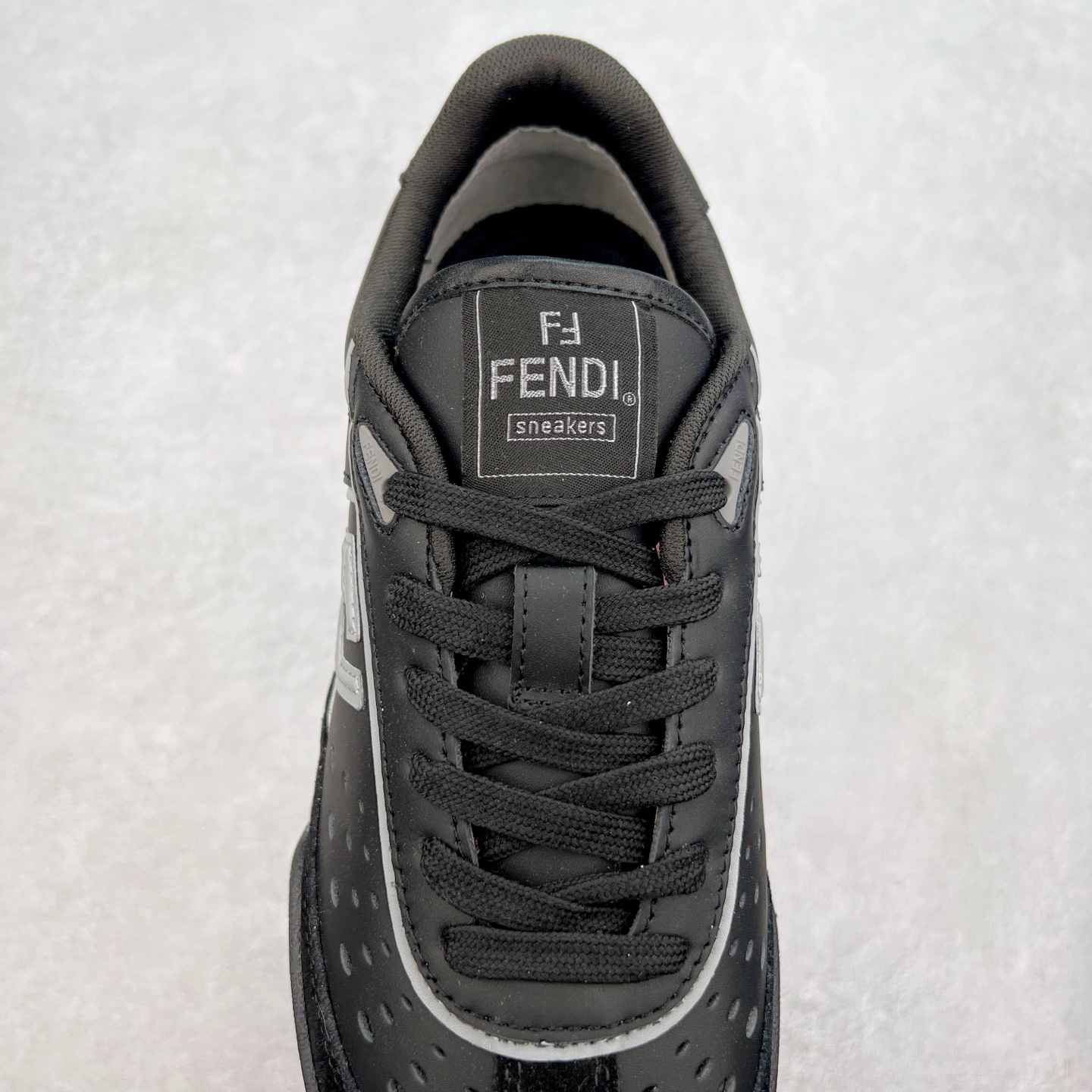 图片[5]-Fendi芬迪match系列 情侣款 休闲运动板鞋原版购入开发 做货 这款FENDI Match系带运动鞋。鞋面饰有小穿孔 白色皮革材质 带米色绒面材质细节 抹茶绿皮革FF贴花 橡胶鞋底 侧面带FENDI字样配合送专柜精美包装 原版定制进口头层牛皮进口定制透气网里 原版开模TPU双色组合底 底厚 3CM 尺码 39 40 41 42 43 44 45 46-选品中心