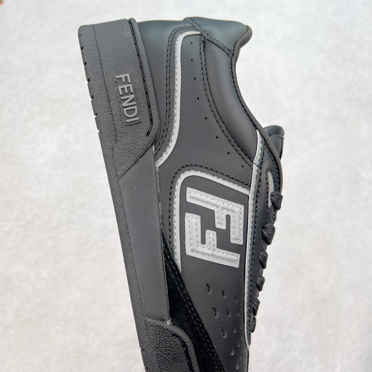 图片[6]-Fendi芬迪match系列 情侣款 休闲运动板鞋原版购入开发 做货 这款FENDI Match系带运动鞋。鞋面饰有小穿孔 白色皮革材质 带米色绒面材质细节 抹茶绿皮革FF贴花 橡胶鞋底 侧面带FENDI字样配合送专柜精美包装 原版定制进口头层牛皮进口定制透气网里 原版开模TPU双色组合底 底厚 3CM 尺码 39 40 41 42 43 44 45 46-选品中心