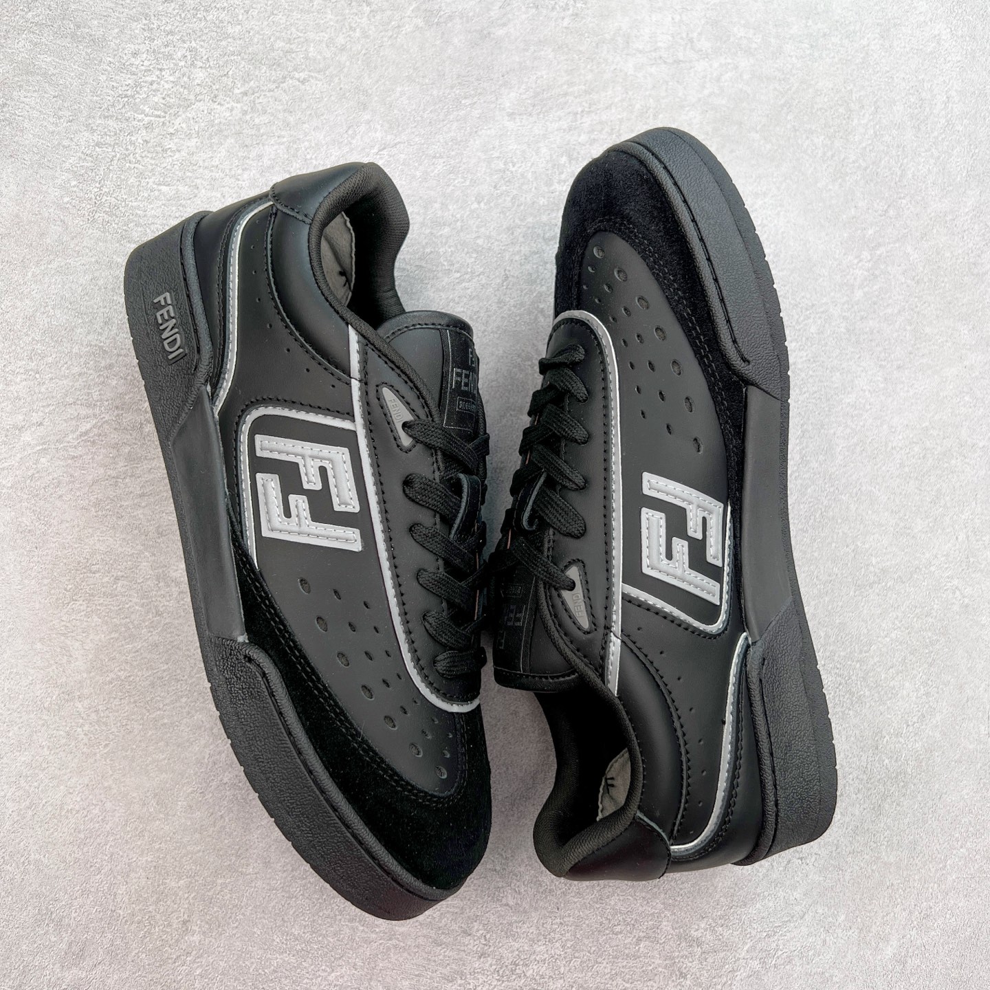 图片[3]-Fendi芬迪match系列 情侣款 休闲运动板鞋原版购入开发 做货 这款FENDI Match系带运动鞋。鞋面饰有小穿孔 白色皮革材质 带米色绒面材质细节 抹茶绿皮革FF贴花 橡胶鞋底 侧面带FENDI字样配合送专柜精美包装 原版定制进口头层牛皮进口定制透气网里 原版开模TPU双色组合底 底厚 3CM 尺码 39 40 41 42 43 44 45 46-选品中心