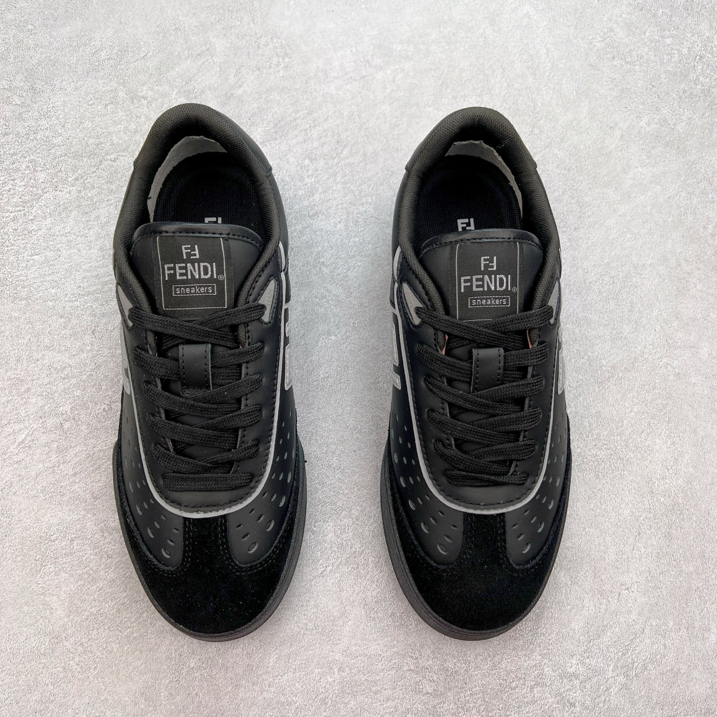 图片[2]-Fendi芬迪match系列 情侣款 休闲运动板鞋原版购入开发 做货 这款FENDI Match系带运动鞋。鞋面饰有小穿孔 白色皮革材质 带米色绒面材质细节 抹茶绿皮革FF贴花 橡胶鞋底 侧面带FENDI字样配合送专柜精美包装 原版定制进口头层牛皮进口定制透气网里 原版开模TPU双色组合底 底厚 3CM 尺码 39 40 41 42 43 44 45 46-选品中心