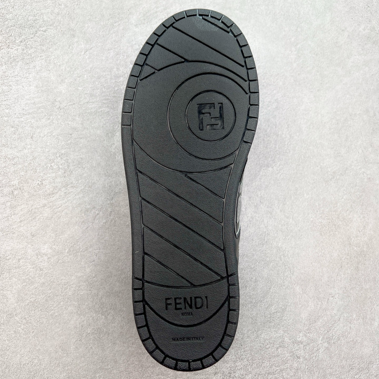 图片[9]-Fendi芬迪match系列 情侣款 休闲运动板鞋原版购入开发 做货 这款FENDI Match系带运动鞋。鞋面饰有小穿孔 白色皮革材质 带米色绒面材质细节 抹茶绿皮革FF贴花 橡胶鞋底 侧面带FENDI字样配合送专柜精美包装 原版定制进口头层牛皮进口定制透气网里 原版开模TPU双色组合底 底厚 3CM 尺码 39 40 41 42 43 44 45 46-选品中心