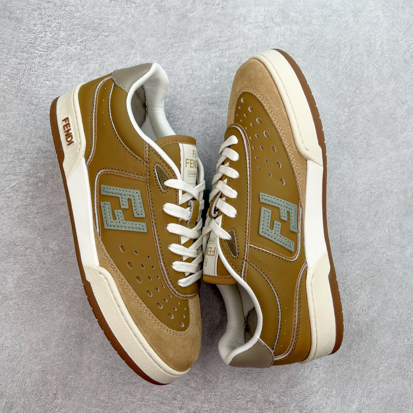 图片[3]-Fendi芬迪match系列 情侣款 休闲运动板鞋原版购入开发 做货 这款FENDI Match系带运动鞋。鞋面饰有小穿孔 白色皮革材质 带米色绒面材质细节 抹茶绿皮革FF贴花 橡胶鞋底 侧面带FENDI字样配合送专柜精美包装 原版定制进口头层牛皮进口定制透气网里 原版开模TPU双色组合底 底厚 3CM 尺码 39 40 41 42 43 44 45 46-选品中心