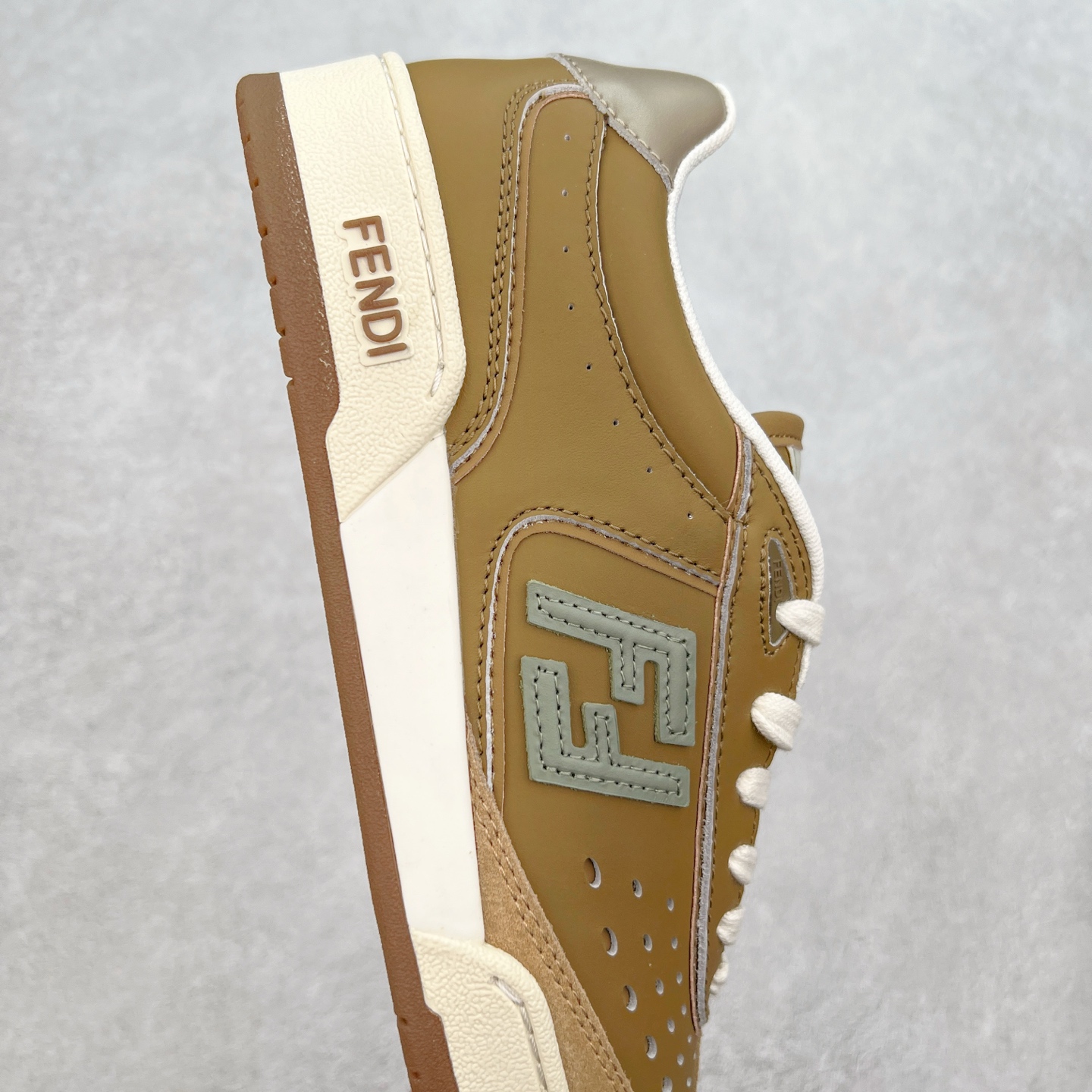 图片[6]-Fendi芬迪match系列 情侣款 休闲运动板鞋原版购入开发 做货 这款FENDI Match系带运动鞋。鞋面饰有小穿孔 白色皮革材质 带米色绒面材质细节 抹茶绿皮革FF贴花 橡胶鞋底 侧面带FENDI字样配合送专柜精美包装 原版定制进口头层牛皮进口定制透气网里 原版开模TPU双色组合底 底厚 3CM 尺码 39 40 41 42 43 44 45 46-选品中心
