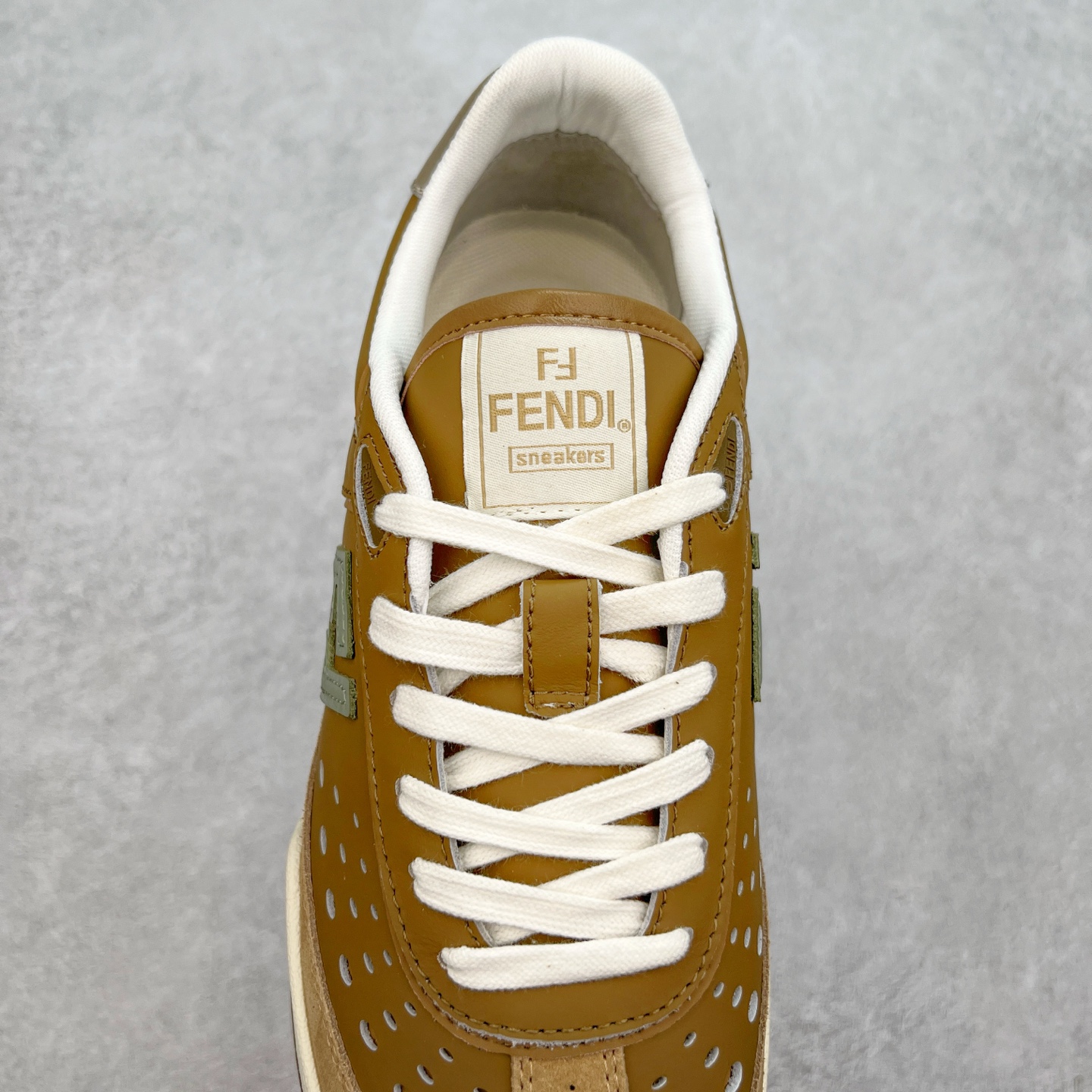 图片[5]-Fendi芬迪match系列 情侣款 休闲运动板鞋原版购入开发 做货 这款FENDI Match系带运动鞋。鞋面饰有小穿孔 白色皮革材质 带米色绒面材质细节 抹茶绿皮革FF贴花 橡胶鞋底 侧面带FENDI字样配合送专柜精美包装 原版定制进口头层牛皮进口定制透气网里 原版开模TPU双色组合底 底厚 3CM 尺码 39 40 41 42 43 44 45 46-选品中心