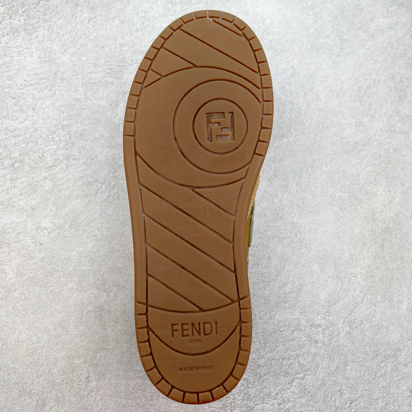 图片[9]-Fendi芬迪match系列 情侣款 休闲运动板鞋原版购入开发 做货 这款FENDI Match系带运动鞋。鞋面饰有小穿孔 白色皮革材质 带米色绒面材质细节 抹茶绿皮革FF贴花 橡胶鞋底 侧面带FENDI字样配合送专柜精美包装 原版定制进口头层牛皮进口定制透气网里 原版开模TPU双色组合底 底厚 3CM 尺码 39 40 41 42 43 44 45 46-选品中心