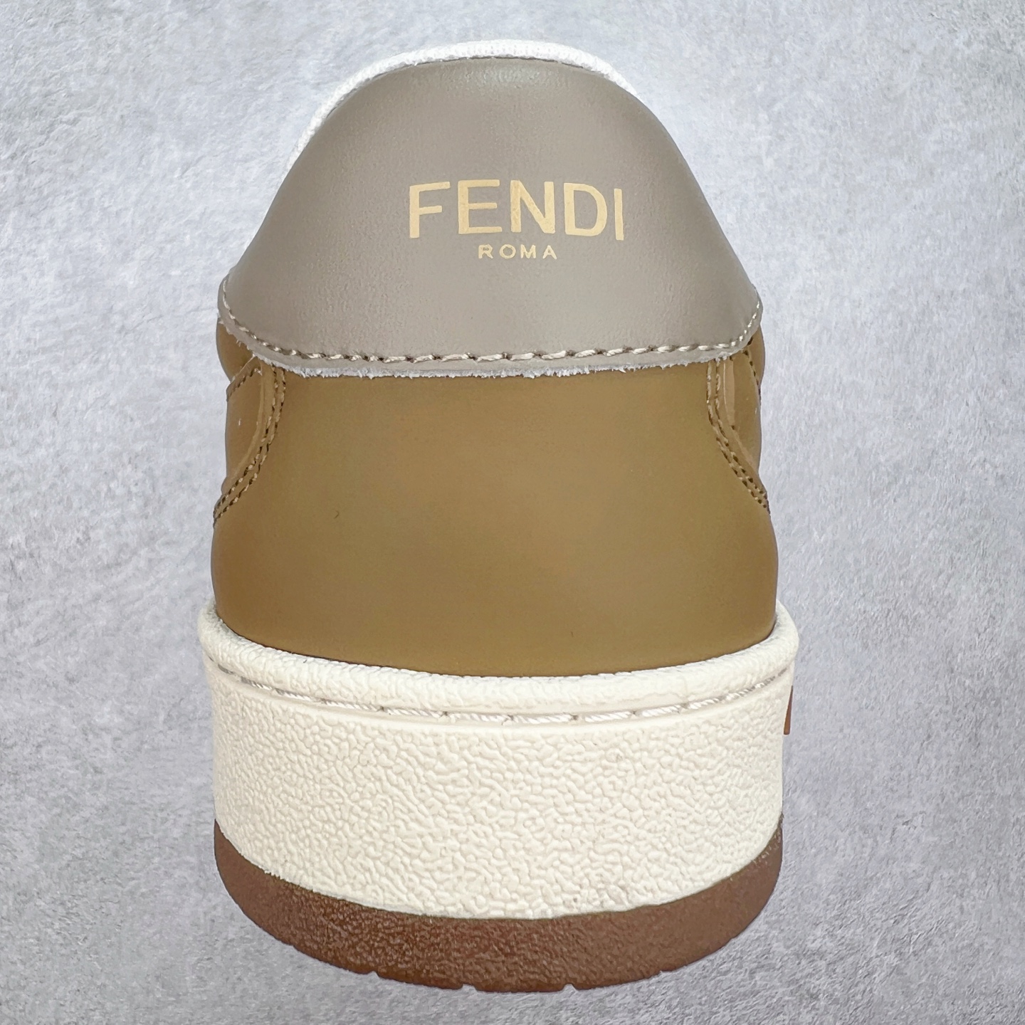 图片[8]-Fendi芬迪match系列 情侣款 休闲运动板鞋原版购入开发 做货 这款FENDI Match系带运动鞋。鞋面饰有小穿孔 白色皮革材质 带米色绒面材质细节 抹茶绿皮革FF贴花 橡胶鞋底 侧面带FENDI字样配合送专柜精美包装 原版定制进口头层牛皮进口定制透气网里 原版开模TPU双色组合底 底厚 3CM 尺码 39 40 41 42 43 44 45 46-选品中心