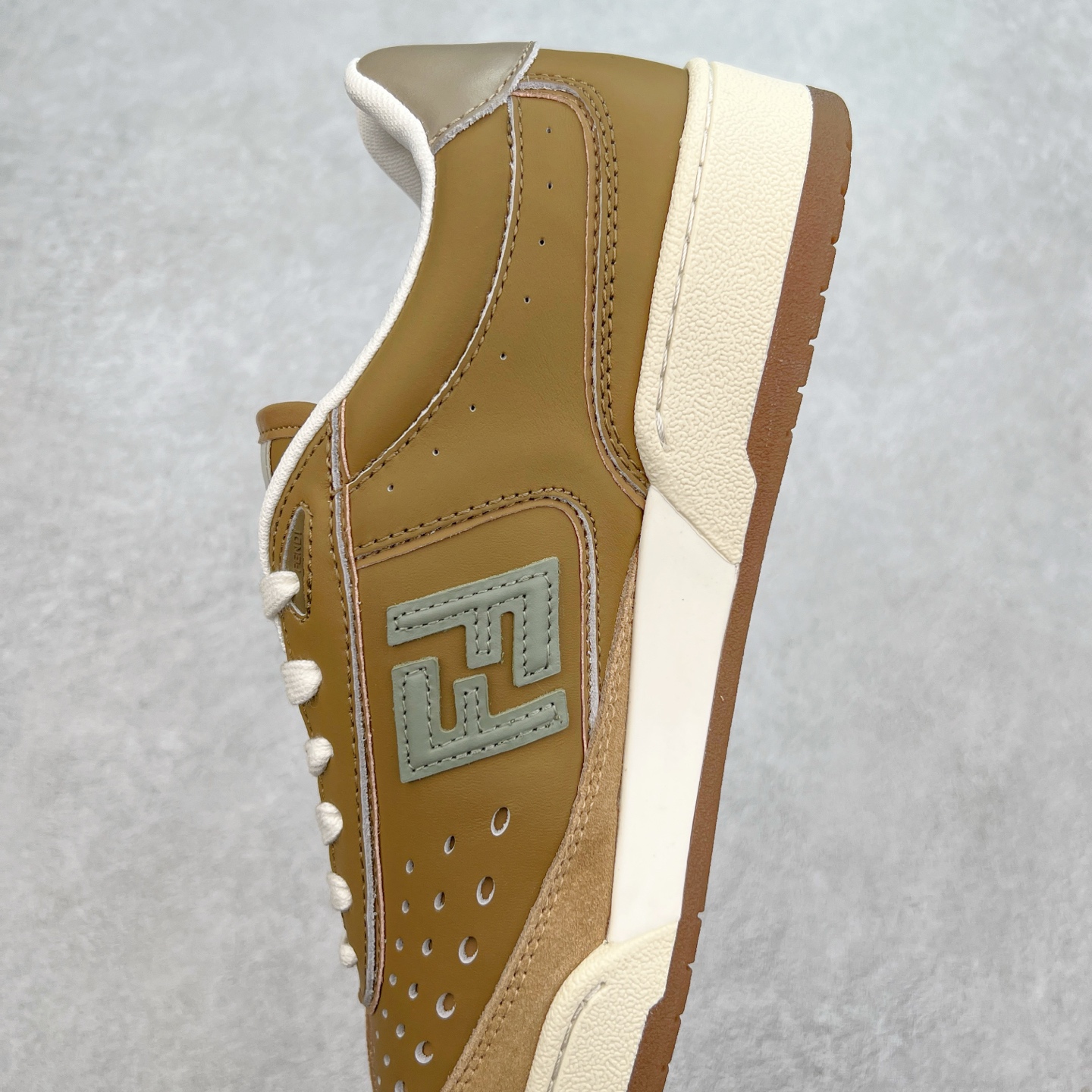 图片[7]-Fendi芬迪match系列 情侣款 休闲运动板鞋原版购入开发 做货 这款FENDI Match系带运动鞋。鞋面饰有小穿孔 白色皮革材质 带米色绒面材质细节 抹茶绿皮革FF贴花 橡胶鞋底 侧面带FENDI字样配合送专柜精美包装 原版定制进口头层牛皮进口定制透气网里 原版开模TPU双色组合底 底厚 3CM 尺码 39 40 41 42 43 44 45 46-选品中心