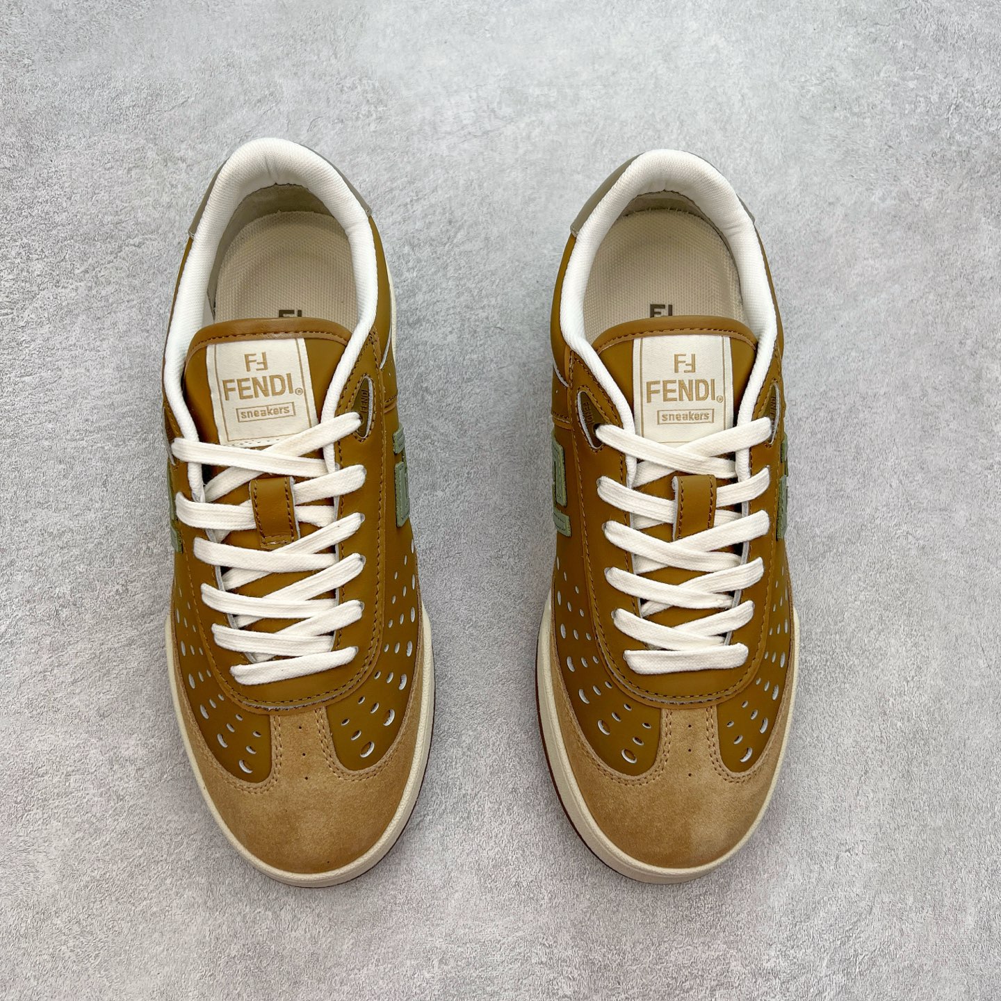 图片[2]-Fendi芬迪match系列 情侣款 休闲运动板鞋原版购入开发 做货 这款FENDI Match系带运动鞋。鞋面饰有小穿孔 白色皮革材质 带米色绒面材质细节 抹茶绿皮革FF贴花 橡胶鞋底 侧面带FENDI字样配合送专柜精美包装 原版定制进口头层牛皮进口定制透气网里 原版开模TPU双色组合底 底厚 3CM 尺码 39 40 41 42 43 44 45 46-选品中心