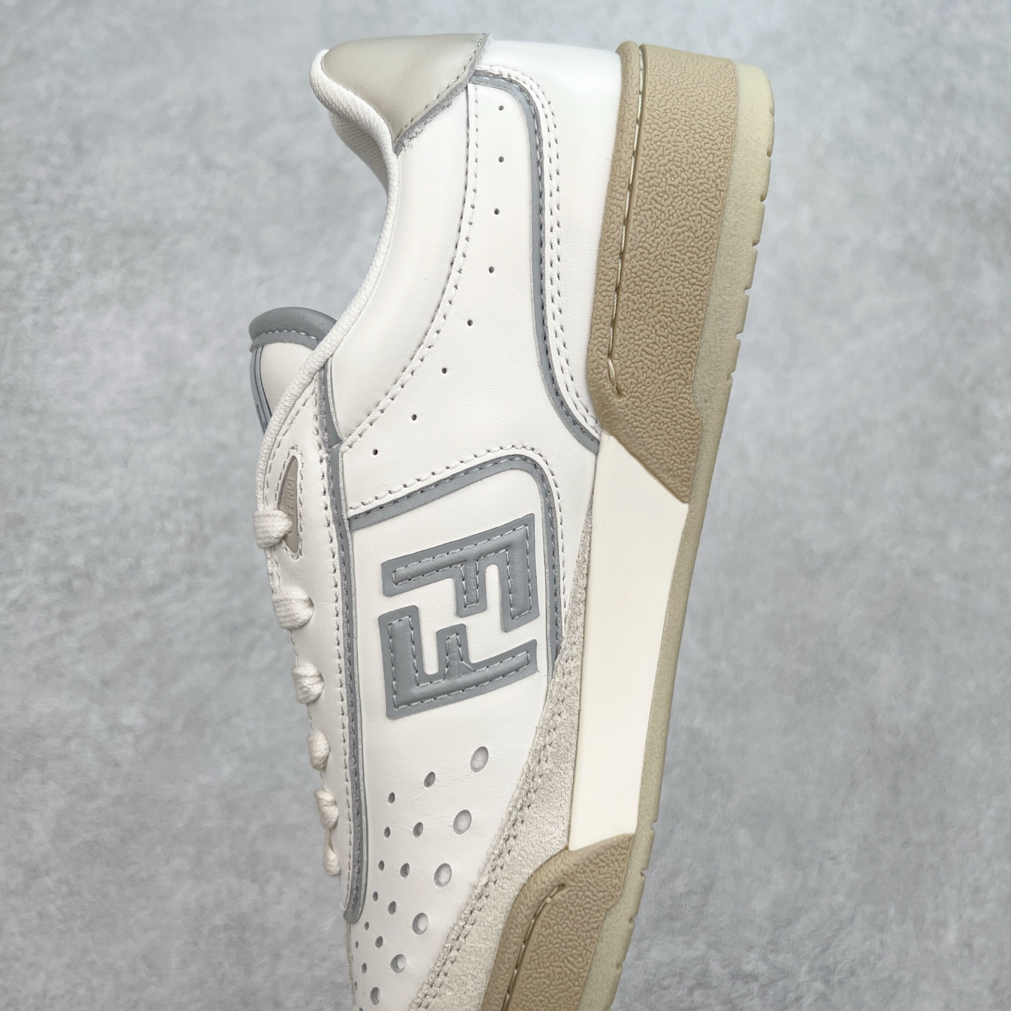 图片[7]-Fendi芬迪match系列 情侣款 休闲运动板鞋原版购入开发 做货 这款FENDI Match系带运动鞋。鞋面饰有小穿孔 白色皮革材质 带米色绒面材质细节 抹茶绿皮革FF贴花 橡胶鞋底 侧面带FENDI字样配合送专柜精美包装 原版定制进口头层牛皮进口定制透气网里 原版开模TPU双色组合底 底厚 3CM 尺码 39 40 41 42 43 44 45 46-选品中心