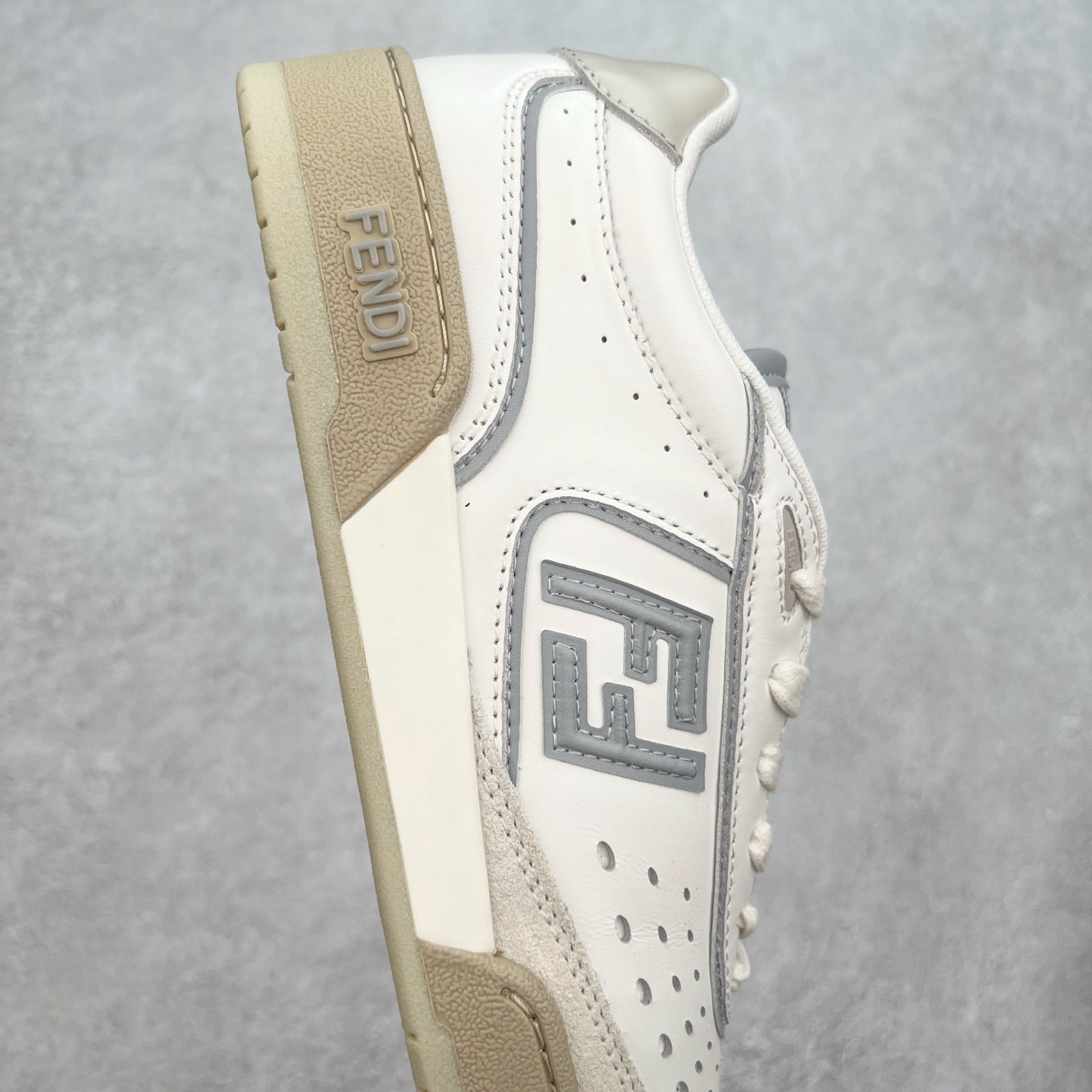 图片[6]-Fendi芬迪match系列 情侣款 休闲运动板鞋原版购入开发 做货 这款FENDI Match系带运动鞋。鞋面饰有小穿孔 白色皮革材质 带米色绒面材质细节 抹茶绿皮革FF贴花 橡胶鞋底 侧面带FENDI字样配合送专柜精美包装 原版定制进口头层牛皮进口定制透气网里 原版开模TPU双色组合底 底厚 3CM 尺码 39 40 41 42 43 44 45 46-选品中心