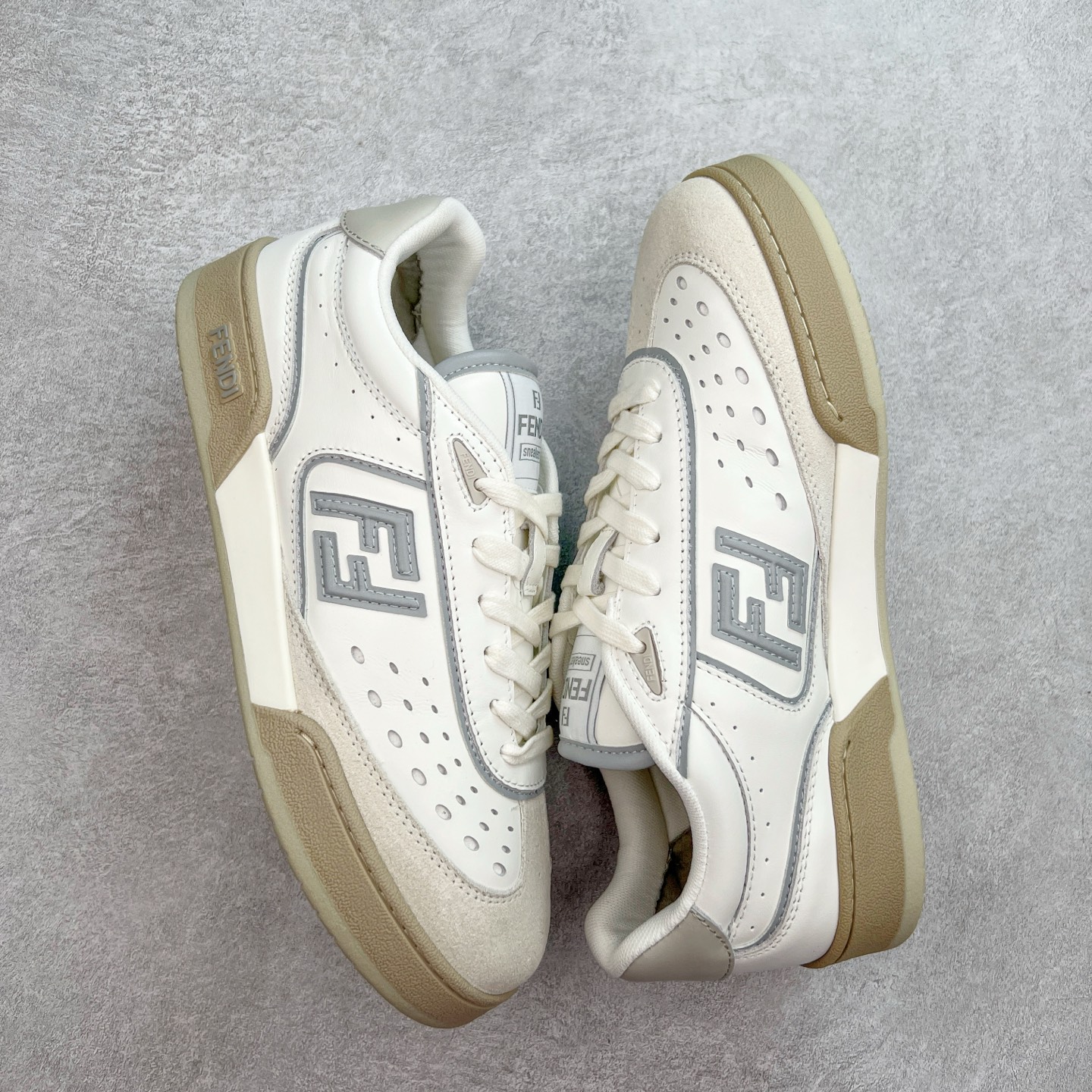 图片[3]-Fendi芬迪match系列 情侣款 休闲运动板鞋原版购入开发 做货 这款FENDI Match系带运动鞋。鞋面饰有小穿孔 白色皮革材质 带米色绒面材质细节 抹茶绿皮革FF贴花 橡胶鞋底 侧面带FENDI字样配合送专柜精美包装 原版定制进口头层牛皮进口定制透气网里 原版开模TPU双色组合底 底厚 3CM 尺码 39 40 41 42 43 44 45 46-选品中心