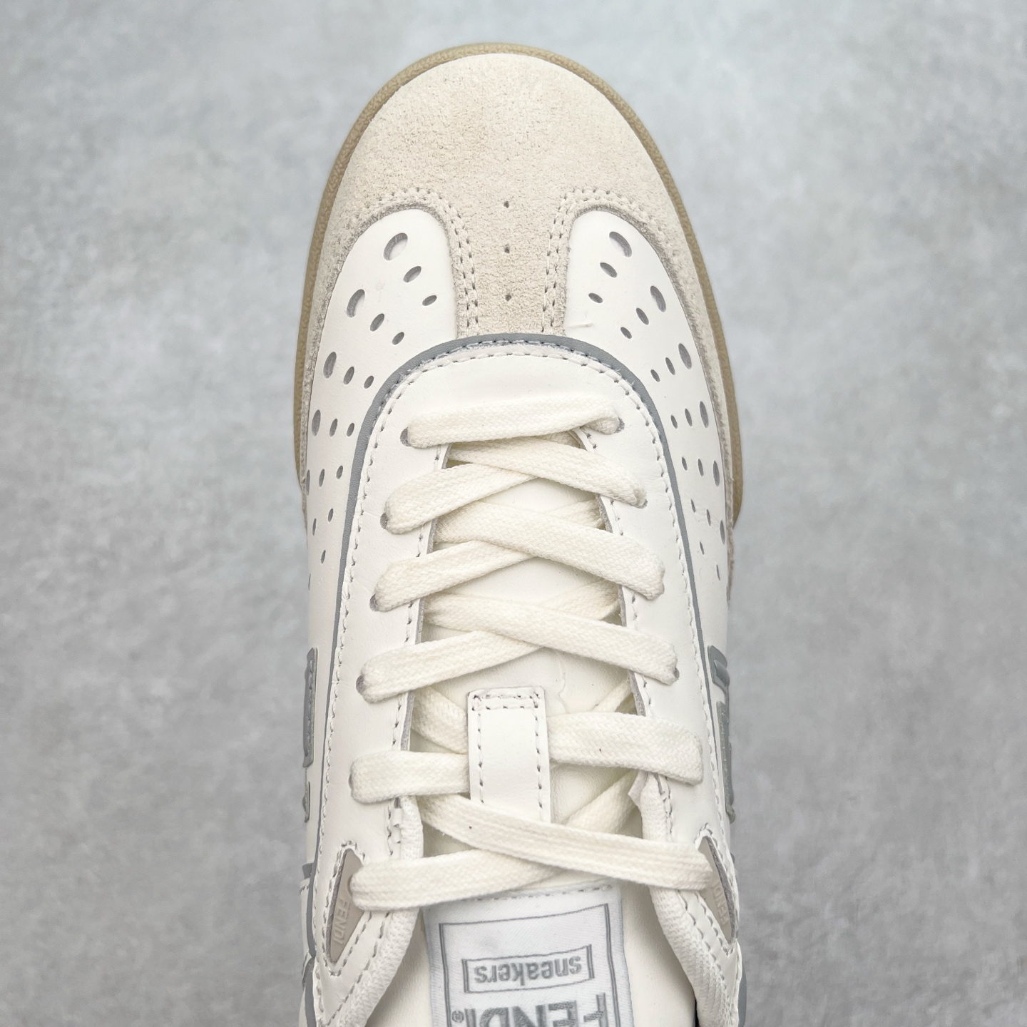 图片[4]-Fendi芬迪match系列 情侣款 休闲运动板鞋原版购入开发 做货 这款FENDI Match系带运动鞋。鞋面饰有小穿孔 白色皮革材质 带米色绒面材质细节 抹茶绿皮革FF贴花 橡胶鞋底 侧面带FENDI字样配合送专柜精美包装 原版定制进口头层牛皮进口定制透气网里 原版开模TPU双色组合底 底厚 3CM 尺码 39 40 41 42 43 44 45 46-选品中心