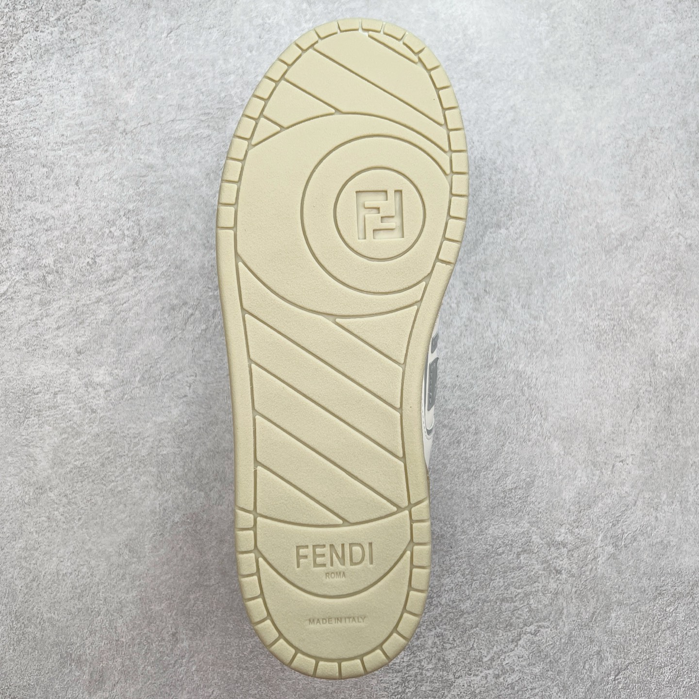 图片[9]-Fendi芬迪match系列 情侣款 休闲运动板鞋原版购入开发 做货 这款FENDI Match系带运动鞋。鞋面饰有小穿孔 白色皮革材质 带米色绒面材质细节 抹茶绿皮革FF贴花 橡胶鞋底 侧面带FENDI字样配合送专柜精美包装 原版定制进口头层牛皮进口定制透气网里 原版开模TPU双色组合底 底厚 3CM 尺码 39 40 41 42 43 44 45 46-选品中心