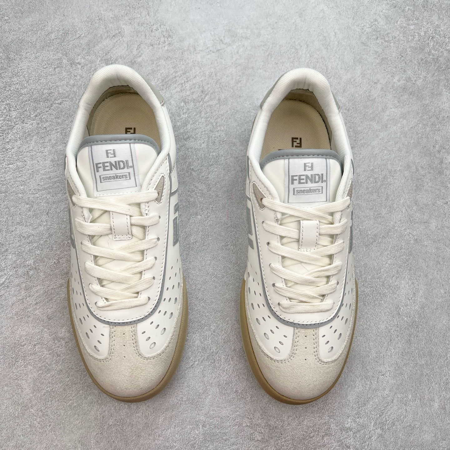 图片[2]-Fendi芬迪match系列 情侣款 休闲运动板鞋原版购入开发 做货 这款FENDI Match系带运动鞋。鞋面饰有小穿孔 白色皮革材质 带米色绒面材质细节 抹茶绿皮革FF贴花 橡胶鞋底 侧面带FENDI字样配合送专柜精美包装 原版定制进口头层牛皮进口定制透气网里 原版开模TPU双色组合底 底厚 3CM 尺码 39 40 41 42 43 44 45 46-选品中心