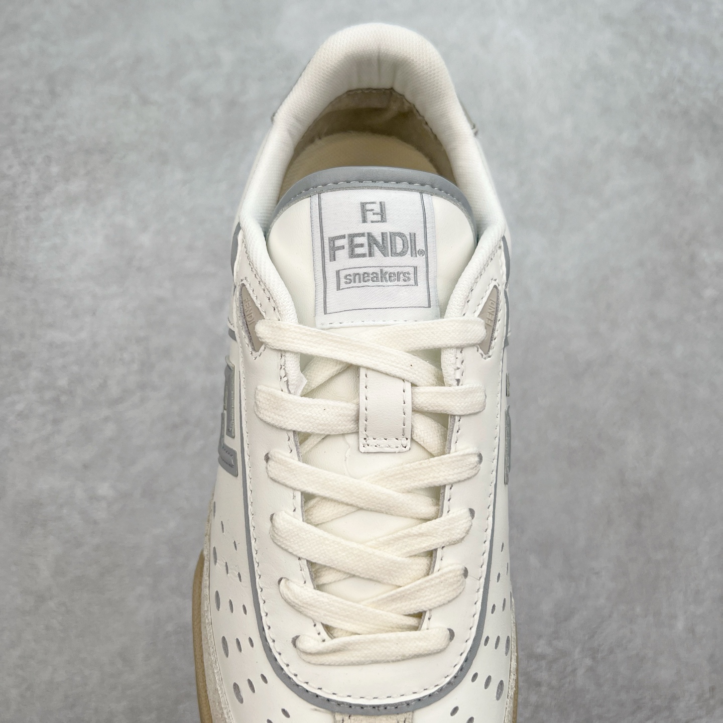 图片[5]-Fendi芬迪match系列 情侣款 休闲运动板鞋原版购入开发 做货 这款FENDI Match系带运动鞋。鞋面饰有小穿孔 白色皮革材质 带米色绒面材质细节 抹茶绿皮革FF贴花 橡胶鞋底 侧面带FENDI字样配合送专柜精美包装 原版定制进口头层牛皮进口定制透气网里 原版开模TPU双色组合底 底厚 3CM 尺码 39 40 41 42 43 44 45 46-选品中心