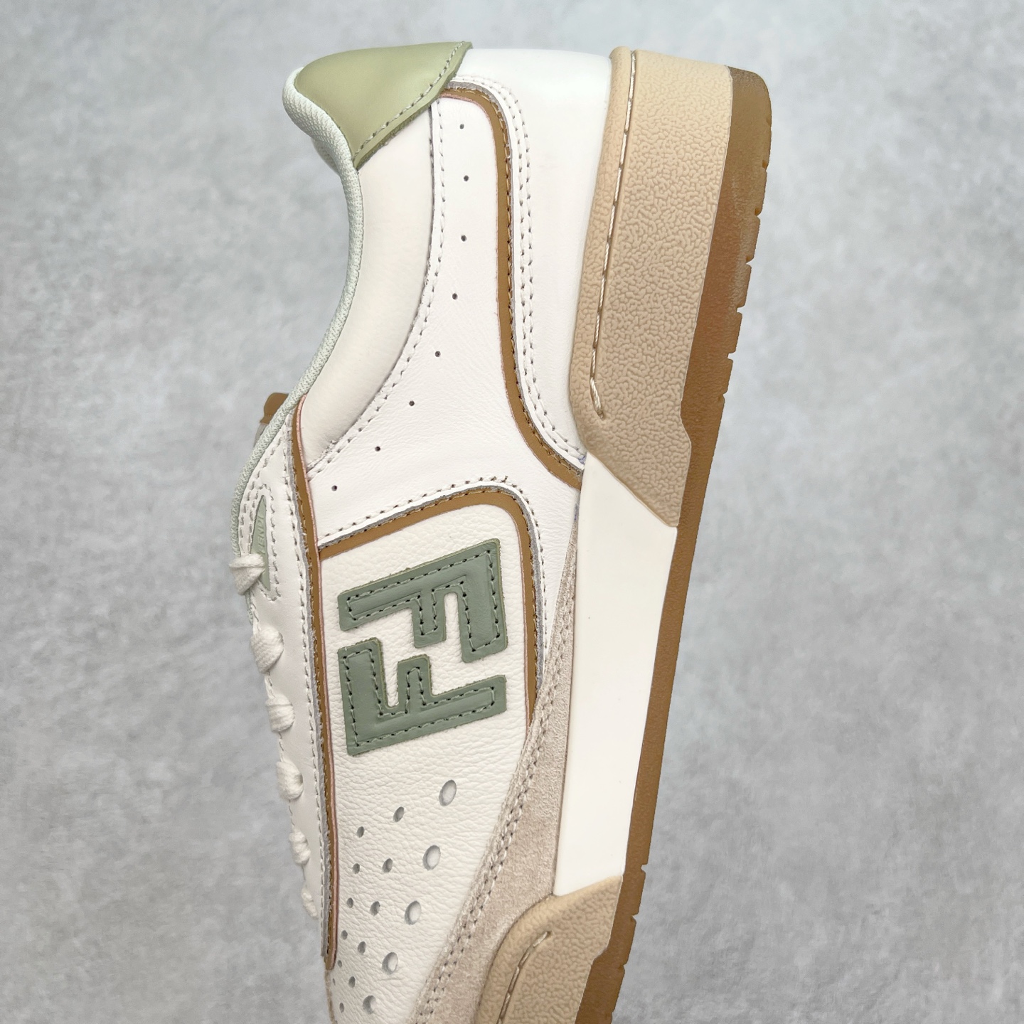 图片[7]-Fendi芬迪match系列 情侣款 休闲运动板鞋原版购入开发 做货 这款FENDI Match系带运动鞋。鞋面饰有小穿孔 白色皮革材质 带米色绒面材质细节 抹茶绿皮革FF贴花 橡胶鞋底 侧面带FENDI字样配合送专柜精美包装 原版定制进口头层牛皮进口定制透气网里 原版开模TPU双色组合底 底厚 3CM 尺码 39 40 41 42 43 44 45 46-选品中心