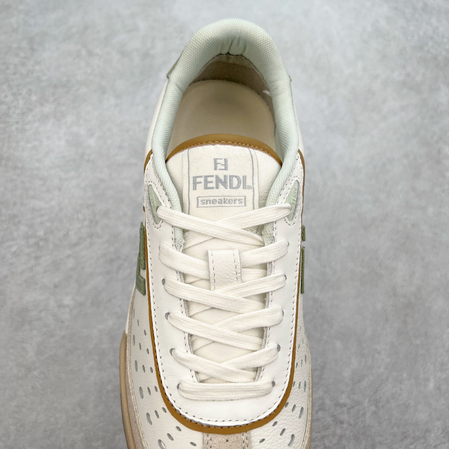 图片[5]-Fendi芬迪match系列 情侣款 休闲运动板鞋原版购入开发 做货 这款FENDI Match系带运动鞋。鞋面饰有小穿孔 白色皮革材质 带米色绒面材质细节 抹茶绿皮革FF贴花 橡胶鞋底 侧面带FENDI字样配合送专柜精美包装 原版定制进口头层牛皮进口定制透气网里 原版开模TPU双色组合底 底厚 3CM 尺码 39 40 41 42 43 44 45 46-选品中心