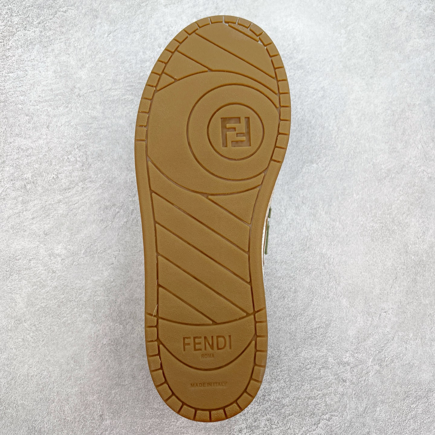 图片[9]-Fendi芬迪match系列 情侣款 休闲运动板鞋原版购入开发 做货 这款FENDI Match系带运动鞋。鞋面饰有小穿孔 白色皮革材质 带米色绒面材质细节 抹茶绿皮革FF贴花 橡胶鞋底 侧面带FENDI字样配合送专柜精美包装 原版定制进口头层牛皮进口定制透气网里 原版开模TPU双色组合底 底厚 3CM 尺码 39 40 41 42 43 44 45 46-选品中心