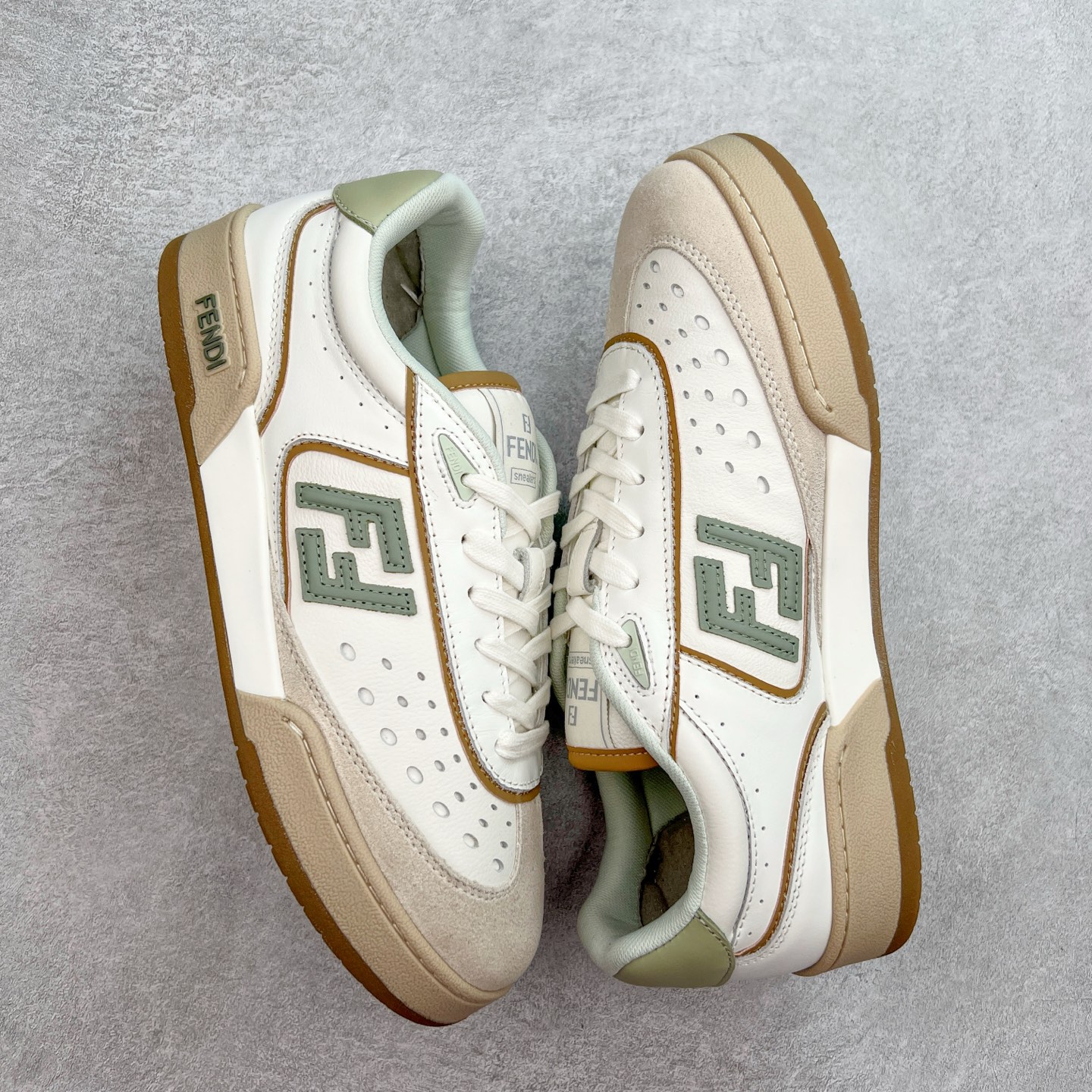 图片[3]-Fendi芬迪match系列 情侣款 休闲运动板鞋原版购入开发 做货 这款FENDI Match系带运动鞋。鞋面饰有小穿孔 白色皮革材质 带米色绒面材质细节 抹茶绿皮革FF贴花 橡胶鞋底 侧面带FENDI字样配合送专柜精美包装 原版定制进口头层牛皮进口定制透气网里 原版开模TPU双色组合底 底厚 3CM 尺码 39 40 41 42 43 44 45 46-选品中心