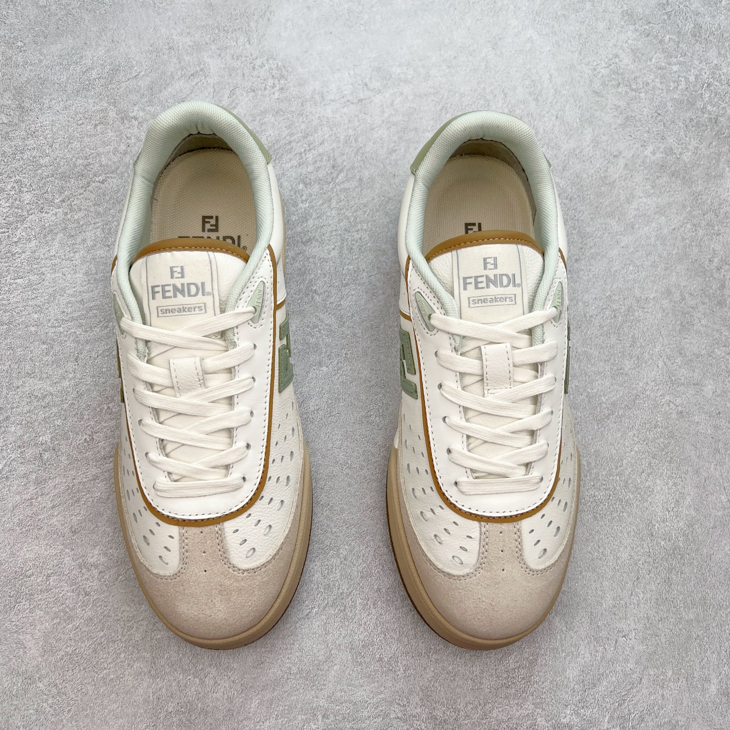 图片[2]-Fendi芬迪match系列 情侣款 休闲运动板鞋原版购入开发 做货 这款FENDI Match系带运动鞋。鞋面饰有小穿孔 白色皮革材质 带米色绒面材质细节 抹茶绿皮革FF贴花 橡胶鞋底 侧面带FENDI字样配合送专柜精美包装 原版定制进口头层牛皮进口定制透气网里 原版开模TPU双色组合底 底厚 3CM 尺码 39 40 41 42 43 44 45 46-选品中心