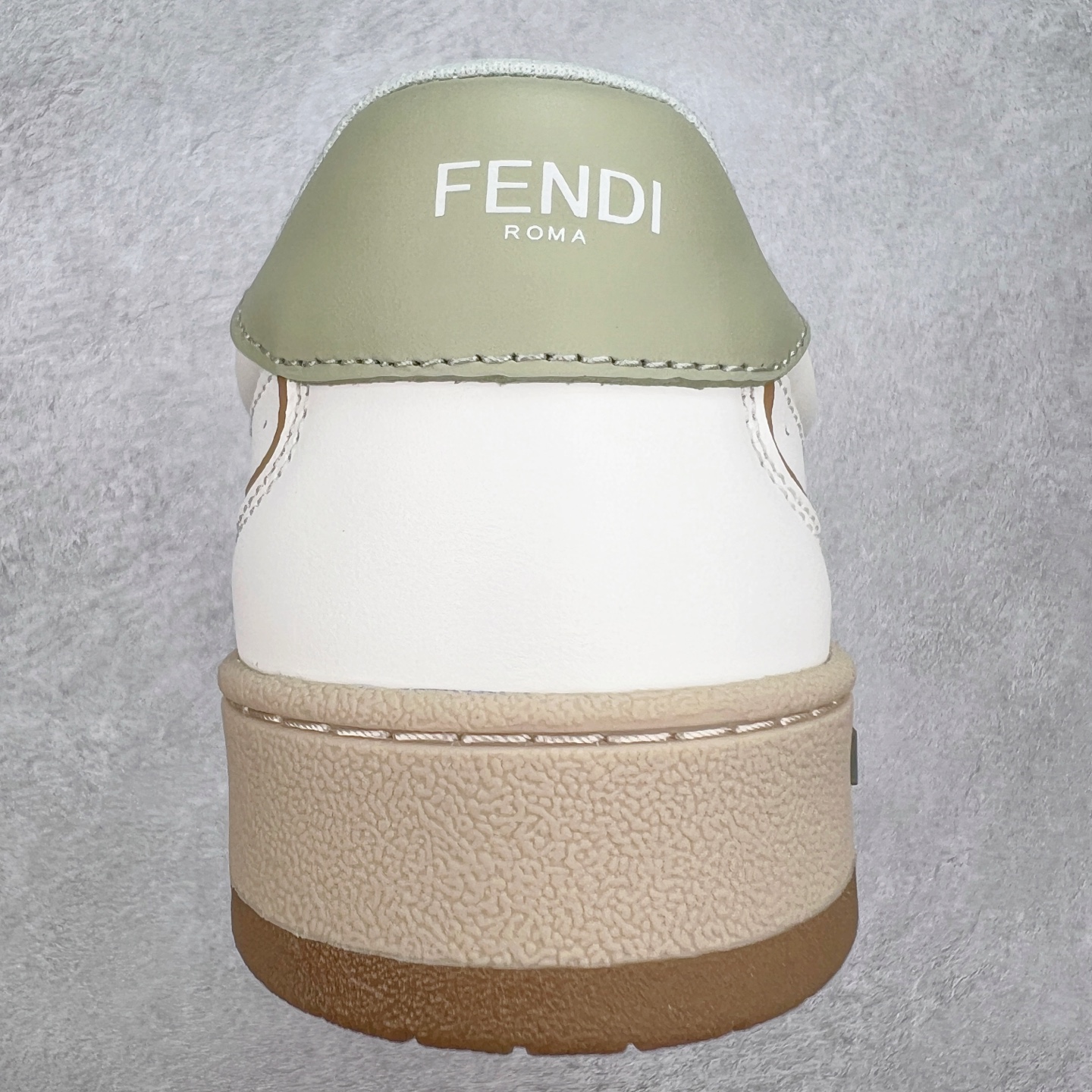 图片[8]-Fendi芬迪match系列 情侣款 休闲运动板鞋原版购入开发 做货 这款FENDI Match系带运动鞋。鞋面饰有小穿孔 白色皮革材质 带米色绒面材质细节 抹茶绿皮革FF贴花 橡胶鞋底 侧面带FENDI字样配合送专柜精美包装 原版定制进口头层牛皮进口定制透气网里 原版开模TPU双色组合底 底厚 3CM 尺码 39 40 41 42 43 44 45 46-选品中心