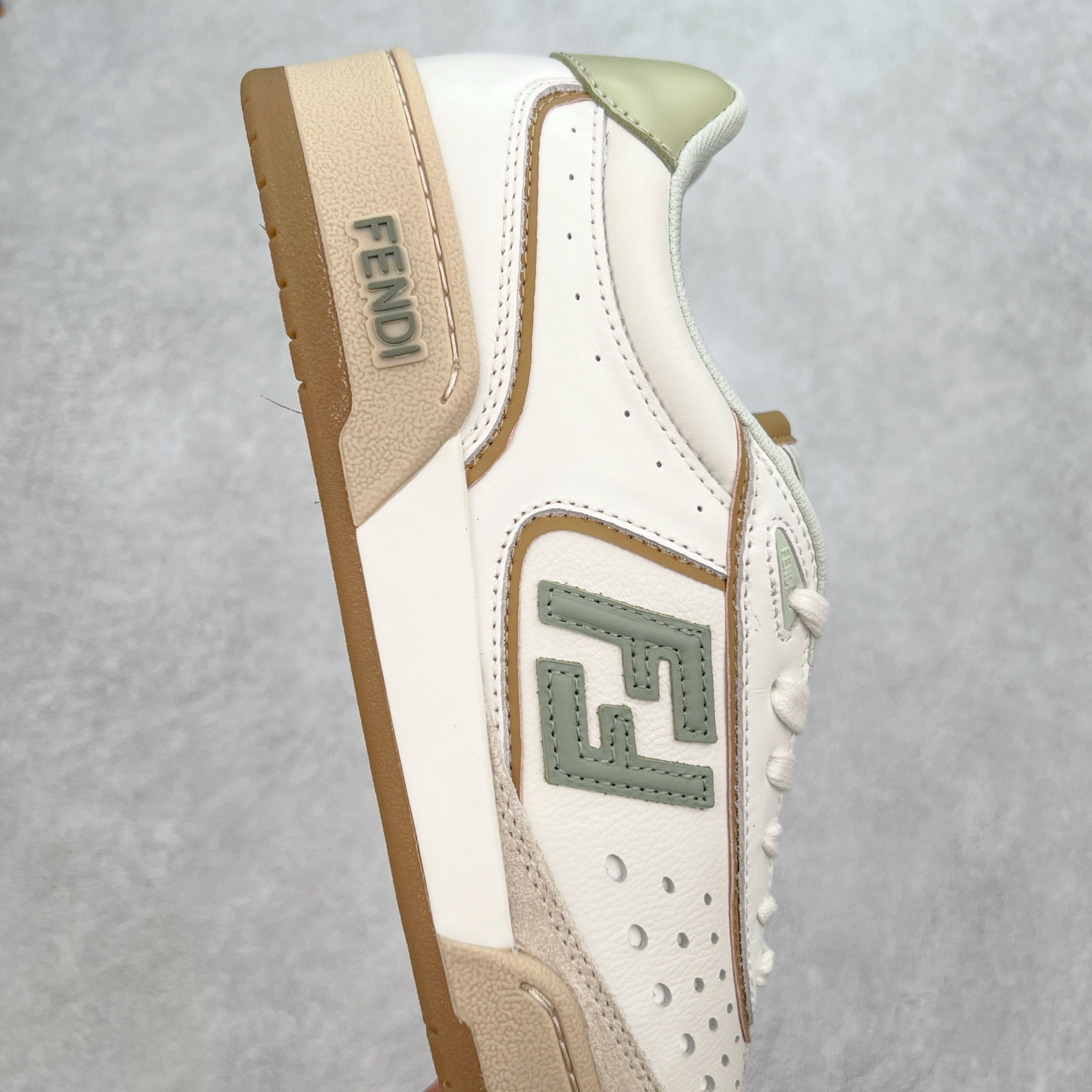图片[6]-Fendi芬迪match系列 情侣款 休闲运动板鞋原版购入开发 做货 这款FENDI Match系带运动鞋。鞋面饰有小穿孔 白色皮革材质 带米色绒面材质细节 抹茶绿皮革FF贴花 橡胶鞋底 侧面带FENDI字样配合送专柜精美包装 原版定制进口头层牛皮进口定制透气网里 原版开模TPU双色组合底 底厚 3CM 尺码 39 40 41 42 43 44 45 46-选品中心
