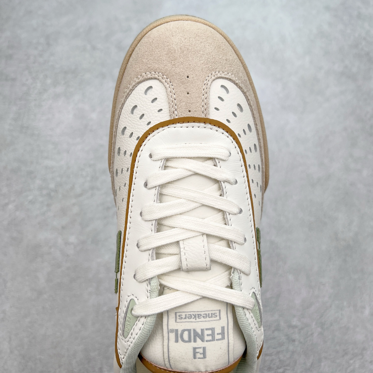 图片[4]-Fendi芬迪match系列 情侣款 休闲运动板鞋原版购入开发 做货 这款FENDI Match系带运动鞋。鞋面饰有小穿孔 白色皮革材质 带米色绒面材质细节 抹茶绿皮革FF贴花 橡胶鞋底 侧面带FENDI字样配合送专柜精美包装 原版定制进口头层牛皮进口定制透气网里 原版开模TPU双色组合底 底厚 3CM 尺码 39 40 41 42 43 44 45 46-选品中心