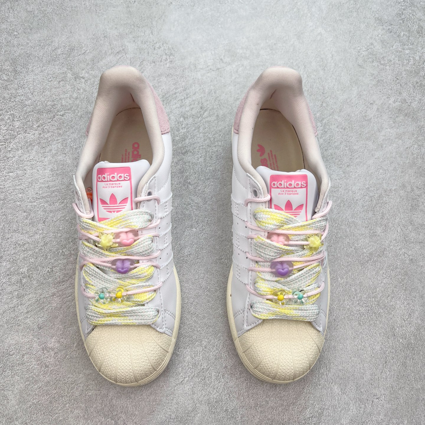 图片[2]-AD Originals Superstar 经典复古贝壳头板鞋 IF1802 诞生于1969年 是第一双将全皮面鞋 身与橡胶鞋头结合在一起的低帮篮球鞋 Superstar最开始 是作为高帮篮球鞋Pro Model的低帮版本而出现的 但因为其独特和醒目的橡胶鞋头造型而让大家熟知 被大家形象地称为\\\”shelltoe\\\”贝壳头 在70年代的美国职业篮球场上 接近3/4的NBA球员都将这双Superstar作为场上用鞋 80年代之后 经过不断的改良和发展 Superstar逐渐成为横跨时装、音乐、街头文化、休闲和运动等各大领域的时尚潮鞋 尺码：36 36.5 37 38 38.5 39 40 40.5 41 42 42.5 43 44 44.5 45-选品中心