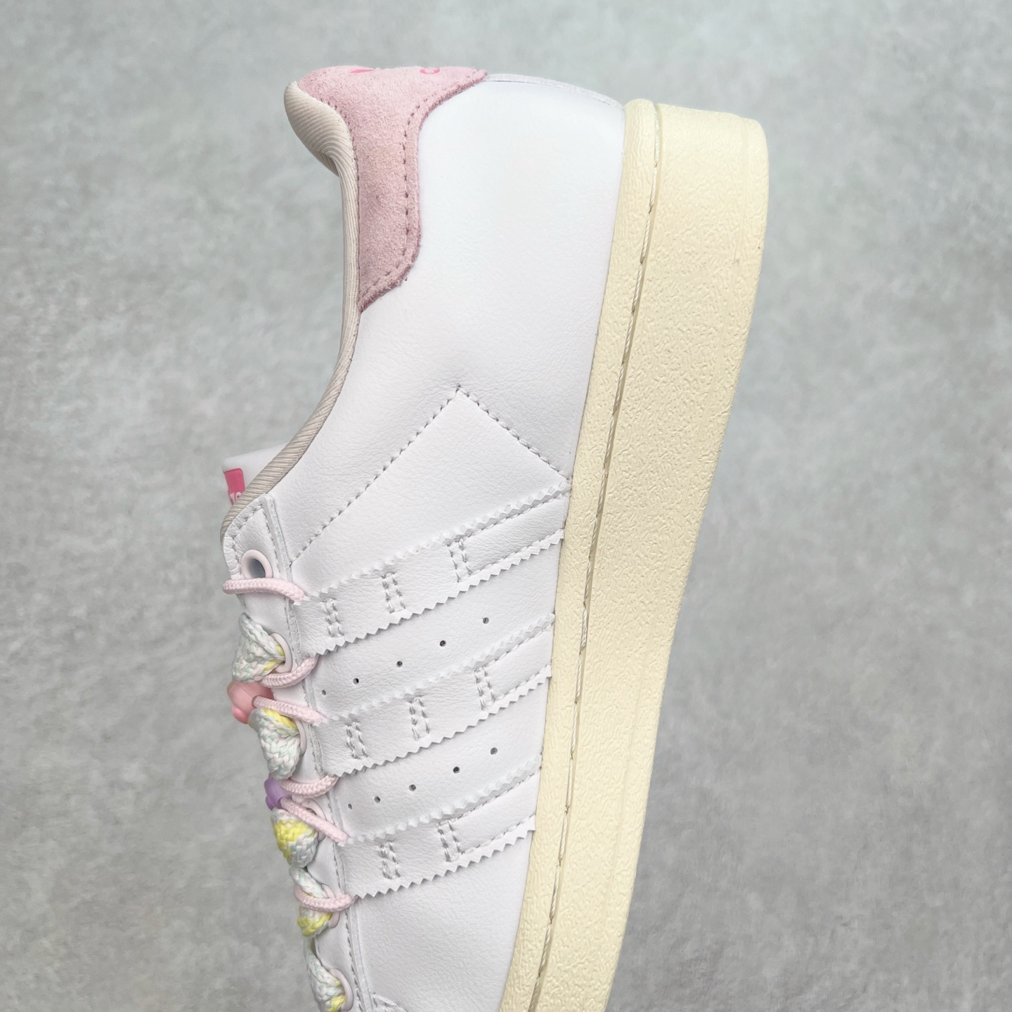 图片[7]-AD Originals Superstar 经典复古贝壳头板鞋 IF1802 诞生于1969年 是第一双将全皮面鞋 身与橡胶鞋头结合在一起的低帮篮球鞋 Superstar最开始 是作为高帮篮球鞋Pro Model的低帮版本而出现的 但因为其独特和醒目的橡胶鞋头造型而让大家熟知 被大家形象地称为\\\”shelltoe\\\”贝壳头 在70年代的美国职业篮球场上 接近3/4的NBA球员都将这双Superstar作为场上用鞋 80年代之后 经过不断的改良和发展 Superstar逐渐成为横跨时装、音乐、街头文化、休闲和运动等各大领域的时尚潮鞋 尺码：36 36.5 37 38 38.5 39 40 40.5 41 42 42.5 43 44 44.5 45-选品中心