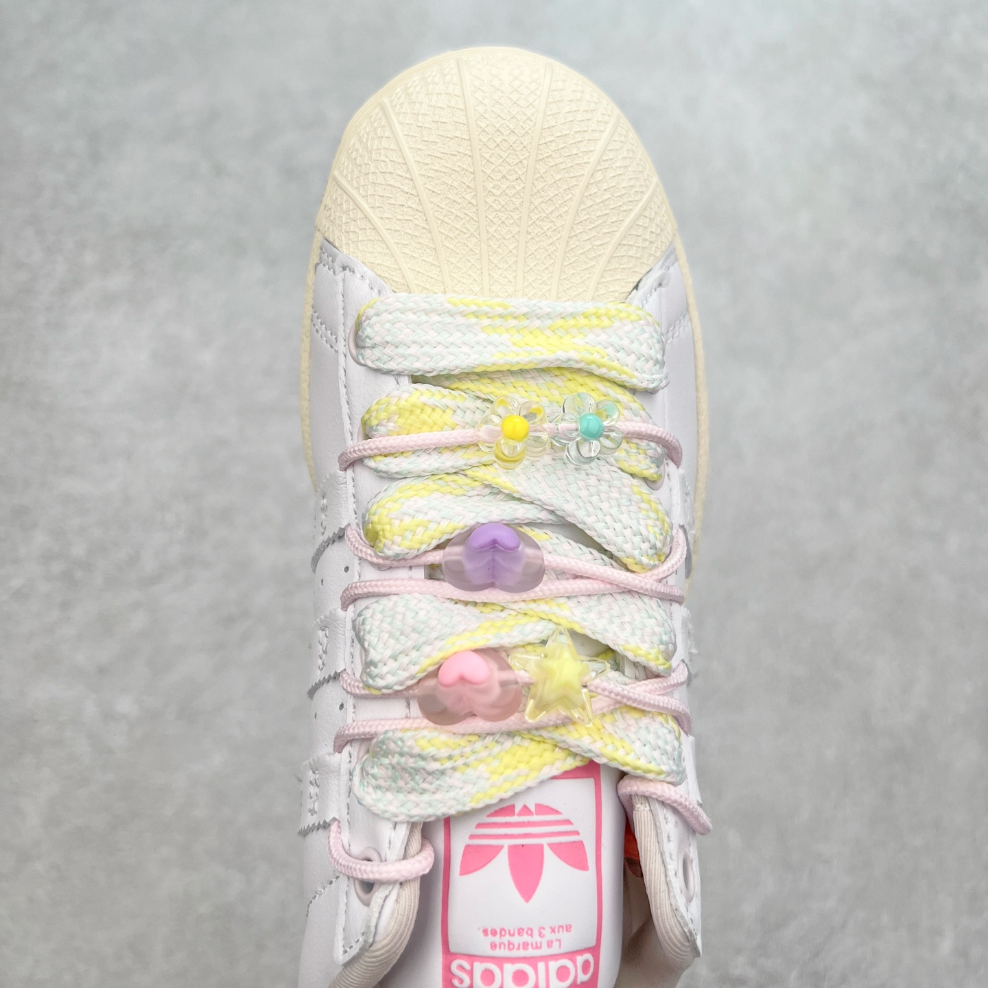 图片[4]-AD Originals Superstar 经典复古贝壳头板鞋 IF1802 诞生于1969年 是第一双将全皮面鞋 身与橡胶鞋头结合在一起的低帮篮球鞋 Superstar最开始 是作为高帮篮球鞋Pro Model的低帮版本而出现的 但因为其独特和醒目的橡胶鞋头造型而让大家熟知 被大家形象地称为\\\”shelltoe\\\”贝壳头 在70年代的美国职业篮球场上 接近3/4的NBA球员都将这双Superstar作为场上用鞋 80年代之后 经过不断的改良和发展 Superstar逐渐成为横跨时装、音乐、街头文化、休闲和运动等各大领域的时尚潮鞋 尺码：36 36.5 37 38 38.5 39 40 40.5 41 42 42.5 43 44 44.5 45-选品中心