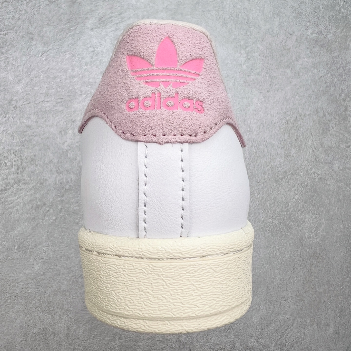 图片[8]-AD Originals Superstar 经典复古贝壳头板鞋 IF1802 诞生于1969年 是第一双将全皮面鞋 身与橡胶鞋头结合在一起的低帮篮球鞋 Superstar最开始 是作为高帮篮球鞋Pro Model的低帮版本而出现的 但因为其独特和醒目的橡胶鞋头造型而让大家熟知 被大家形象地称为\\\”shelltoe\\\”贝壳头 在70年代的美国职业篮球场上 接近3/4的NBA球员都将这双Superstar作为场上用鞋 80年代之后 经过不断的改良和发展 Superstar逐渐成为横跨时装、音乐、街头文化、休闲和运动等各大领域的时尚潮鞋 尺码：36 36.5 37 38 38.5 39 40 40.5 41 42 42.5 43 44 44.5 45-选品中心