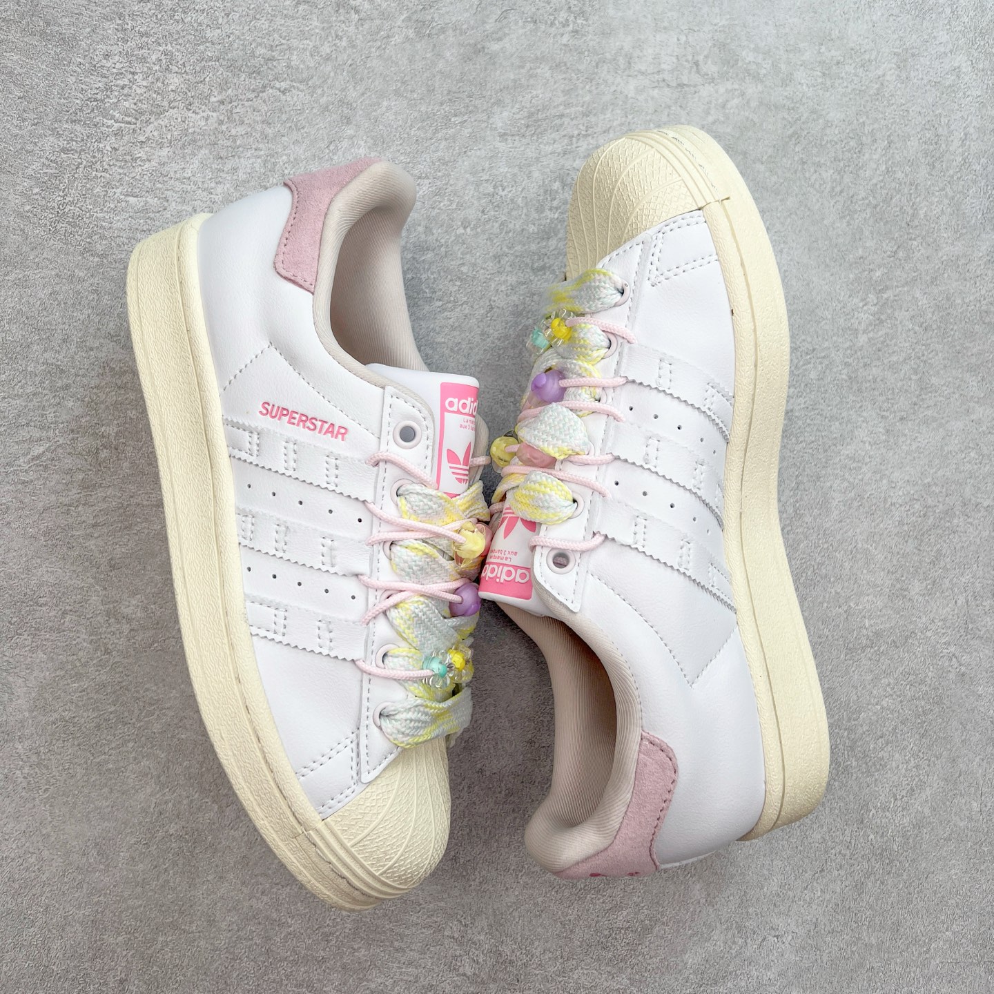 图片[3]-AD Originals Superstar 经典复古贝壳头板鞋 IF1802 诞生于1969年 是第一双将全皮面鞋 身与橡胶鞋头结合在一起的低帮篮球鞋 Superstar最开始 是作为高帮篮球鞋Pro Model的低帮版本而出现的 但因为其独特和醒目的橡胶鞋头造型而让大家熟知 被大家形象地称为\\\”shelltoe\\\”贝壳头 在70年代的美国职业篮球场上 接近3/4的NBA球员都将这双Superstar作为场上用鞋 80年代之后 经过不断的改良和发展 Superstar逐渐成为横跨时装、音乐、街头文化、休闲和运动等各大领域的时尚潮鞋 尺码：36 36.5 37 38 38.5 39 40 40.5 41 42 42.5 43 44 44.5 45-选品中心