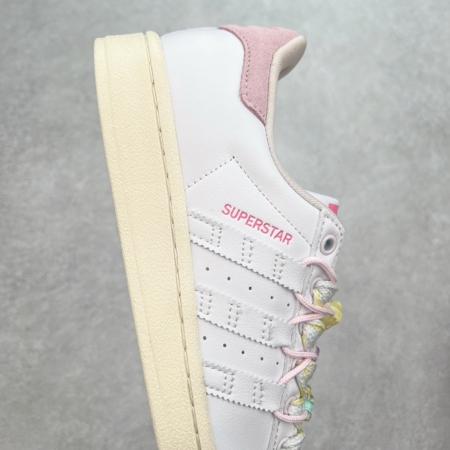 图片[6]-AD Originals Superstar 经典复古贝壳头板鞋 IF1802 诞生于1969年 是第一双将全皮面鞋 身与橡胶鞋头结合在一起的低帮篮球鞋 Superstar最开始 是作为高帮篮球鞋Pro Model的低帮版本而出现的 但因为其独特和醒目的橡胶鞋头造型而让大家熟知 被大家形象地称为\\\”shelltoe\\\”贝壳头 在70年代的美国职业篮球场上 接近3/4的NBA球员都将这双Superstar作为场上用鞋 80年代之后 经过不断的改良和发展 Superstar逐渐成为横跨时装、音乐、街头文化、休闲和运动等各大领域的时尚潮鞋 尺码：36 36.5 37 38 38.5 39 40 40.5 41 42 42.5 43 44 44.5 45-选品中心