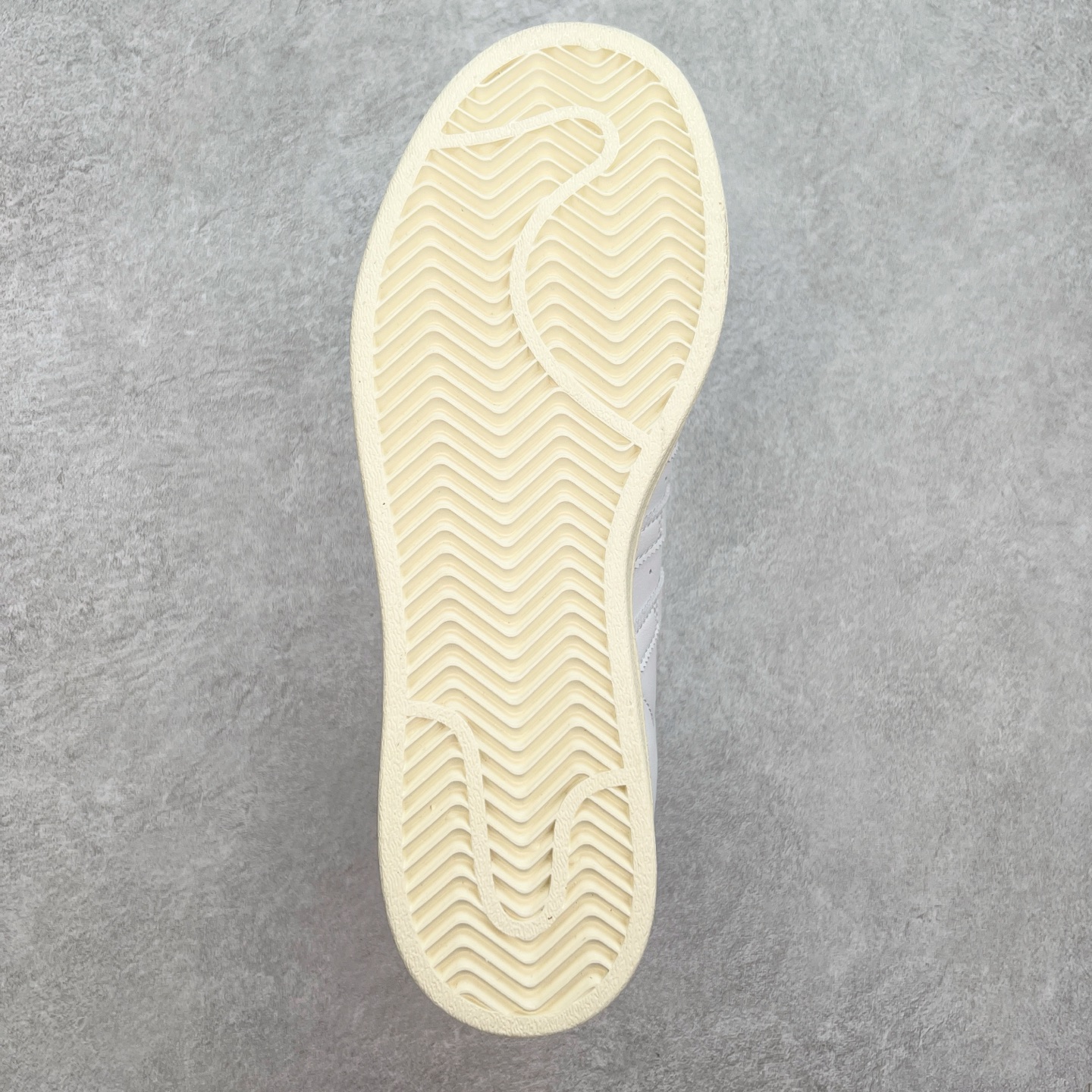 图片[9]-AD Originals Superstar 经典复古贝壳头板鞋 IF1802 诞生于1969年 是第一双将全皮面鞋 身与橡胶鞋头结合在一起的低帮篮球鞋 Superstar最开始 是作为高帮篮球鞋Pro Model的低帮版本而出现的 但因为其独特和醒目的橡胶鞋头造型而让大家熟知 被大家形象地称为\\\”shelltoe\\\”贝壳头 在70年代的美国职业篮球场上 接近3/4的NBA球员都将这双Superstar作为场上用鞋 80年代之后 经过不断的改良和发展 Superstar逐渐成为横跨时装、音乐、街头文化、休闲和运动等各大领域的时尚潮鞋 尺码：36 36.5 37 38 38.5 39 40 40.5 41 42 42.5 43 44 44.5 45-选品中心